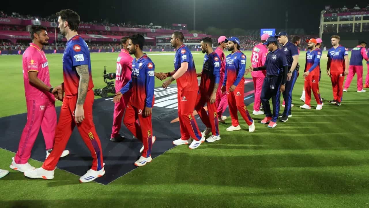 ಇಂಡಿಯನ್ ಪ್ರೀಮಿಯರ್ ಲೀಗ್ (IPL 2024) ರಾಯಲ್ ಚಾಲೆಂಜರ್ಸ್ ಬೆಂಗಳೂರು (RCB) ತಂಡದ ಸೋಲಿನ ಸರಮಾಲೆ ಮುಂದುವರೆದಿದೆ. ಆಡಿರುವ 5 ಪಂದ್ಯಗಳಲ್ಲಿ ಆರ್ಸಿಬಿ ನಾಲ್ಕನೇ ಬಾರಿ ಸೋಲನುಭವಿಸಿದೆ. ಅದರಲ್ಲೂ ಕೊನೆಯ ಪಂದ್ಯದಲ್ಲಿ ರಾಜಸ್ಥಾನ್ ರಾಯಲ್ಸ್ ವಿರುದ್ಧ 183 ರನ್ ಬಾರಿಸಿದರೂ ಆರ್ಸಿಬಿ ತಂಡಕ್ಕೆ ಗೆಲುವು ಸಾಧಿಸಲು ಸಾಧ್ಯವಾಗಿಲ್ಲ ಎಂಬುದೇ ಅಚ್ಚರಿ.