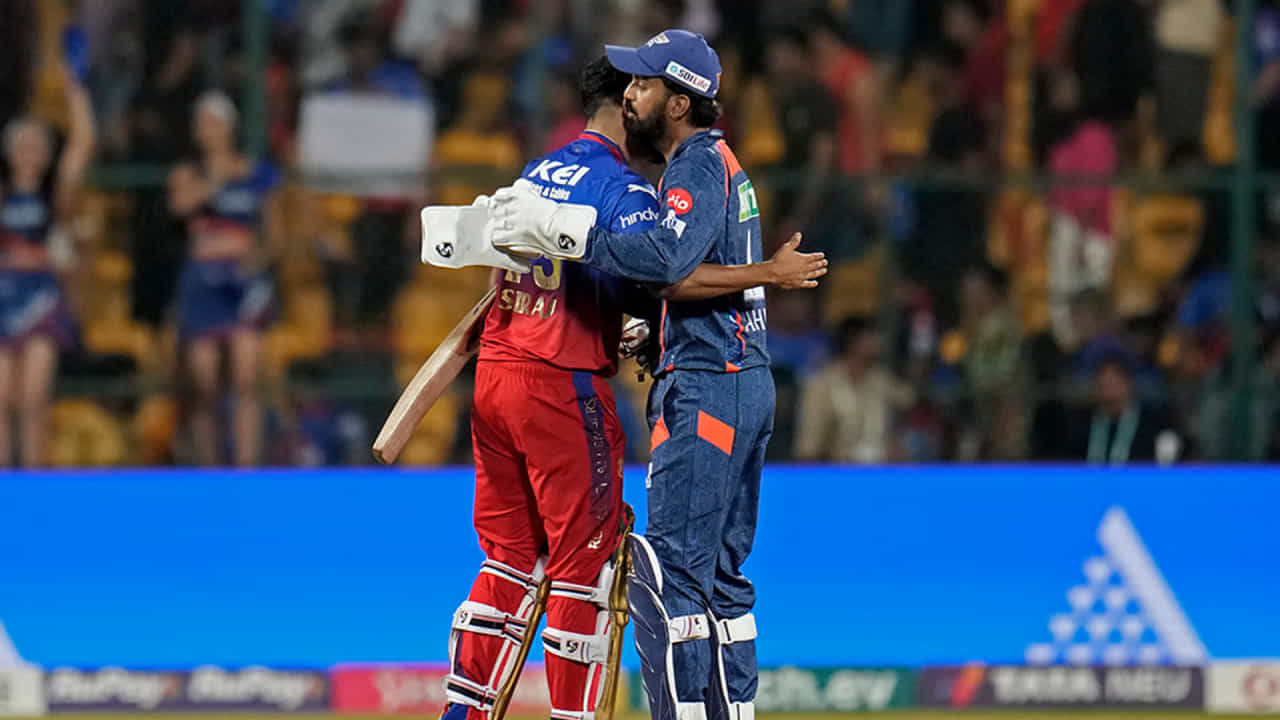 ಲಕ್ನೋ ಸೂಪರ್ ಜೈಂಟ್ಸ್ ವಿರುದ್ಧದ ಪಂದ್ಯದಲ್ಲೂ ಆರ್ಸಿಬಿ ಸೋಲಿಗೆ ಶರಣಾಗಿದೆ. ಈ ಮೂಲಕ ಫಾಫ್ ಪಡೆ ಲೀಗ್ನಲ್ಲಿ ಸತತ ಮೂರನೇ ಸೋಲನ್ನು ಅನುಭವಿಸಿದೆ. ಪಂದ್ಯದಲ್ಲಿ ಲಕ್ನೋ ನೀಡಿದ 182 ರನ್ಗಳ ಗುರಿ ಬೆನ್ನಟ್ಟಿದ ಆರ್ಸಿಬಿ 153 ರನ್ ಗಳಿಸಲಷ್ಟೇ ಶಕ್ತವಾಗಿ 28 ರನ್ಗಳಿಂದ ಸೋಲೊಪ್ಪಿಕೊಂಡಿತು.