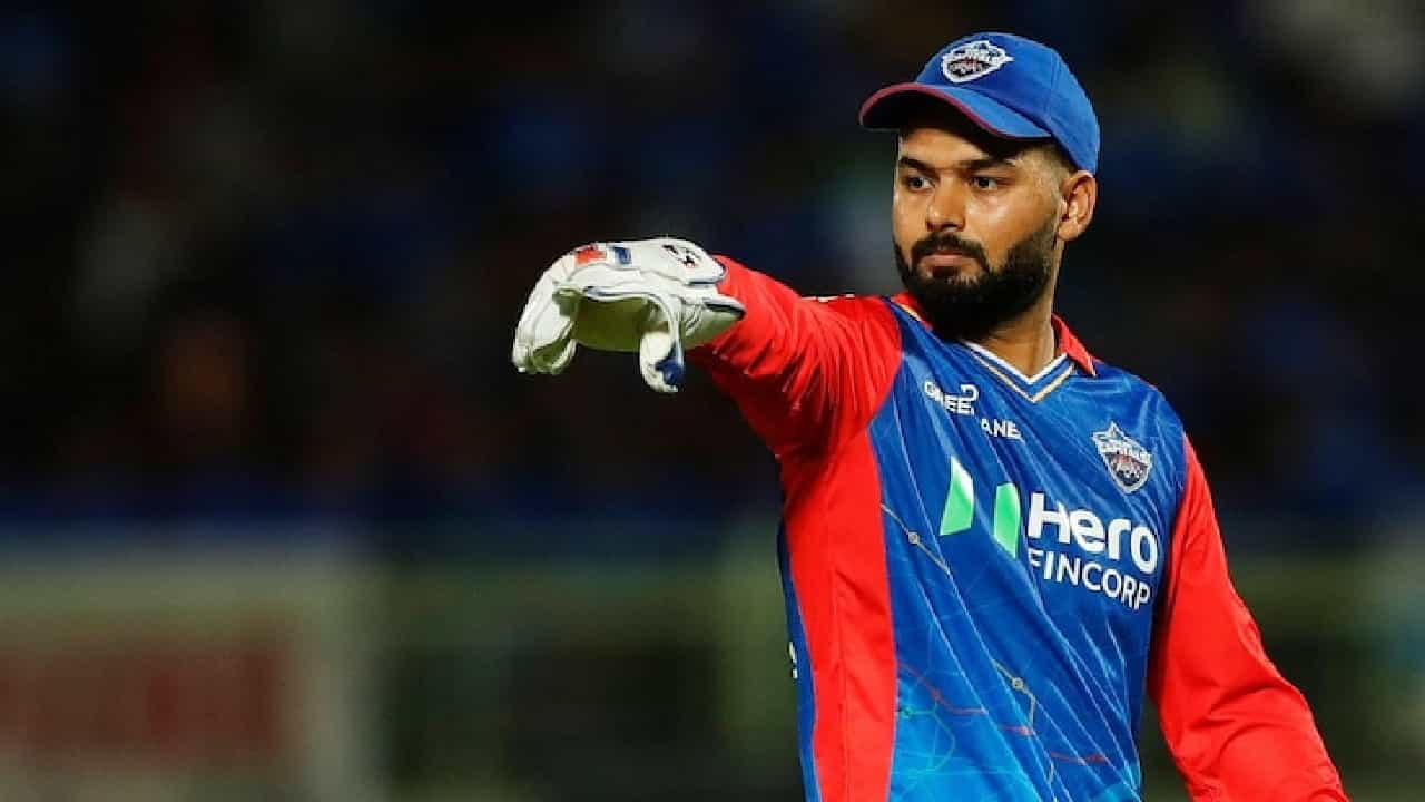 ಇಂಡಿಯನ್ ಪ್ರೀಮಿಯರ್ ಲೀಗ್ನ (IPL 2024) 16ನೇ ಪಂದ್ಯದಲ್ಲಿ ನೀತಿ ಸಂಹಿತೆ ಉಲ್ಲಂಘಿಸಿದ್ದಕ್ಕಾಗಿ ಡೆಲ್ಲಿ ಕ್ಯಾಪಿಟಲ್ಸ್ ತಂಡದ ನಾಯಕ ರಿಷಭ್ ಪಂತ್ಗೆ (Rishabh Pant) 24 ಲಕ್ಷ ರೂ. ದಂಡ ವಿಧಿಸಲಾಗಿದೆ. ವಿಶಾಖಪಟ್ಟಣದ ವೈಎಸ್ ರಾಜಶೇಖರ ರೆಡ್ಡಿ ಸ್ಟೇಡಿಯಂನಲ್ಲಿ ನಡೆದ ಕೆಕೆಆರ್ ವಿರುದ್ಧ ಈ ಪಂದ್ಯದಲ್ಲಿ ಡೆಲ್ಲಿ ಕ್ಯಾಪಿಟಲ್ಸ್ ಮೊದಲು ಬೌಲಿಂಗ್ ಮಾಡಿತ್ತು.