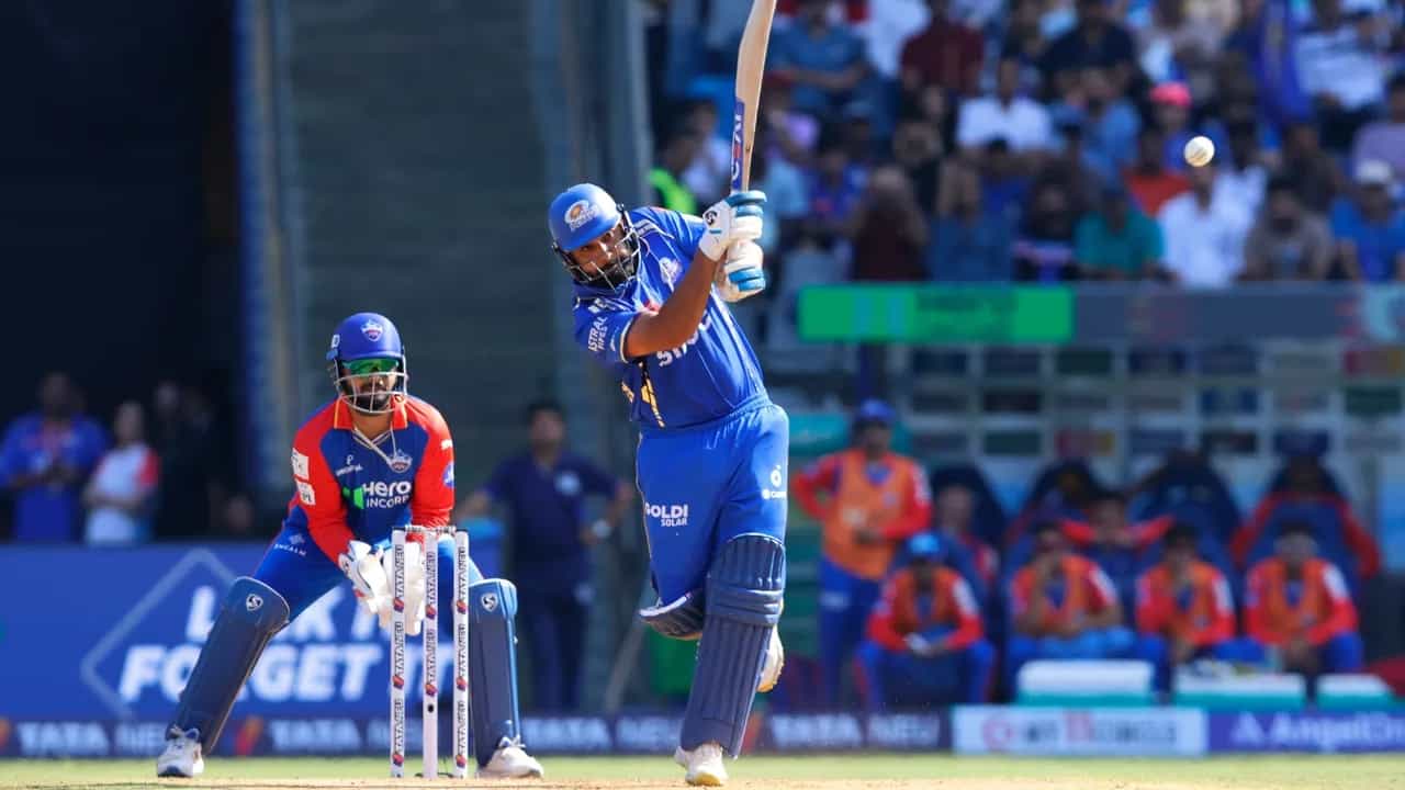 ಇಂಡಿಯನ್ ಪ್ರೀಮಿಯರ್ ಲೀಗ್ನ (IPL 2024) 20ನೇ ಪಂದ್ಯದಲ್ಲಿ ಭರ್ಜರಿ ಬ್ಯಾಟಿಂಗ್ ಪ್ರದರ್ಶಿಸಿ ರೋಹಿತ್ ಶರ್ಮಾ (Rohit Sharma) ಹಲವು ದಾಖಲೆಗಳನ್ನು ತಮ್ಮದಾಗಿಸಿಕೊಂಡಿದ್ದಾರೆ. ಡೆಲ್ಲಿ ಕ್ಯಾಪಿಟಲ್ಸ್ ವಿರುದ್ಧದ ಈ ಪಂದ್ಯದಲ್ಲಿ ಆರಂಭಿಕನಾಗಿ ಕಣಕ್ಕಿಳಿದ ಹಿಟ್ಮ್ಯಾನ್ 27 ಎಸೆತಗಳಲ್ಲಿ 6 ಫೋರ್ ಹಾಗೂ 3 ಸಿಕ್ಸ್ನೊಂದಿಗೆ 49 ರನ್ ಬಾರಿಸಿದರು.