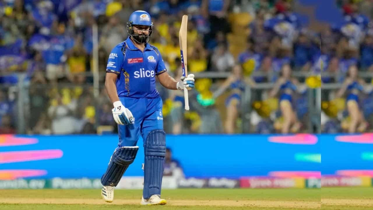 ಮುಂಬೈನ ವಾಂಖೆಡೆ ಸ್ಟೇಡಿಯಂನಲ್ಲಿ ನಡೆದ ಐಪಿಎಲ್ನ (IPL 2024) 29ನೇ ಪಂದ್ಯದಲ್ಲಿ ರೋಹಿತ್ ಶರ್ಮಾ ಭರ್ಜರಿ ಶತಕ ಸಿಡಿಸಿ ಮಿಂಚಿದ್ದರು. ಚೆನ್ನೈ ಸೂಪರ್ ಕಿಂಗ್ಸ್ ವಿರುದ್ಧದ ಈ ಪಂದ್ಯದಲ್ಲಿ ಮುಂಬೈ ಪರ ಆರಂಭಿಕನಾಗಿ ಕಣಕ್ಕಿಳಿದ ಹಿಟ್ಮ್ಯಾನ್ 63 ಎಸೆತಗಳಲ್ಲಿ 5 ಭರ್ಜರಿ ಸಿಕ್ಸ್ ಹಾಗೂ 11 ಫೋರ್ಗಳೊಂದಿಗೆ ಅಜೇಯ 105 ರನ್ ಬಾರಿಸಿದ್ದರು.
