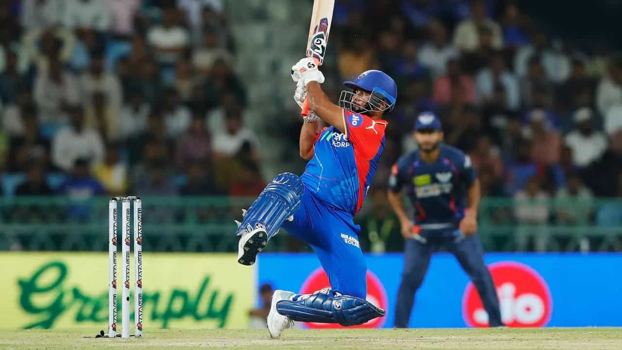 ಇಂಡಿಯನ್ ಪ್ರೀಮಿಯರ್ ಲೀಗ್ನಲ್ಲಿ (IPL 2024) ಅತೀ ವೇಗವಾಗಿ 3 ಸಾವಿರ ರನ್ ಪೂರೈಸಿದ ಭಾರತೀಯ ಬ್ಯಾಟರ್ನ ದಾಖಲೆ ರಿಷಭ್ ಪಂತ್ (Rishabh Pant) ಪಾಲಾಗಿದೆ. ಲಕ್ನೋ ಸೂಪರ್ ಜೈಂಟ್ಸ್ ವಿರುದ್ಧದಲ್ಲಿ 4ನೇ ಕ್ರಮಾಂಕದಲ್ಲಿ ಕಣಕ್ಕಿಳಿದ ಪಂತ್ 24 ಎಸೆತಗಳಲ್ಲಿ 2 ಸಿಕ್ಸ್ ಹಾಗೂ 4 ಫೋರ್ಗಳೊಂದಿಗೆ 41 ರನ್ ಬಾರಿಸಿದ್ದರು.