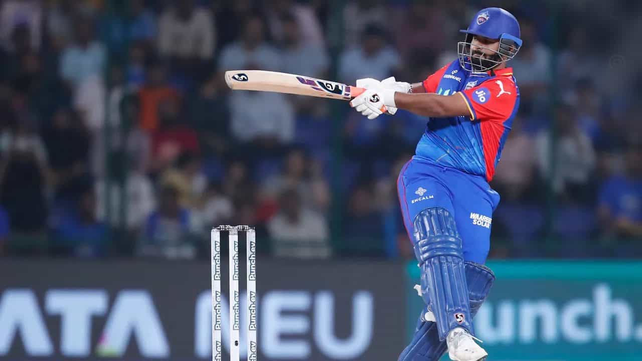 ಐಪಿಎಲ್ನ (IPL 2024) 40ನೇ ಪಂದ್ಯದಲ್ಲಿ ಆಕರ್ಷಕ ಅರ್ಧಶತಕ ಸಿಡಿಸುವ ಮೂಲಕ ರಿಷಭ್ ಪಂತ್ (Rishabh Pant) ವಿಶೇಷ ಮೈಲುಗಲ್ಲು ದಾಟಿದ್ದಾರೆ. ದೆಹಲಿಯ ಅರುಣ್ ಜೇಟ್ಲಿ ಮೈದಾನದಲ್ಲಿ ನಡೆದ ಗುಜರಾತ್ ಟೈಟಾನ್ಸ್ ವಿರುದ್ಧದ ಪಂದ್ಯದಲ್ಲಿ ಟಾಸ್ ಸೋತು, ಮೊದಲು ಬ್ಯಾಟ್ ಮಾಡಿದ ಡೆಲ್ಲಿ ಕ್ಯಾಪಿಟಲ್ಸ್ ಭರ್ಜರಿ ಬ್ಯಾಟಿಂಗ್ ಪ್ರದರ್ಶಿಸಿತು.