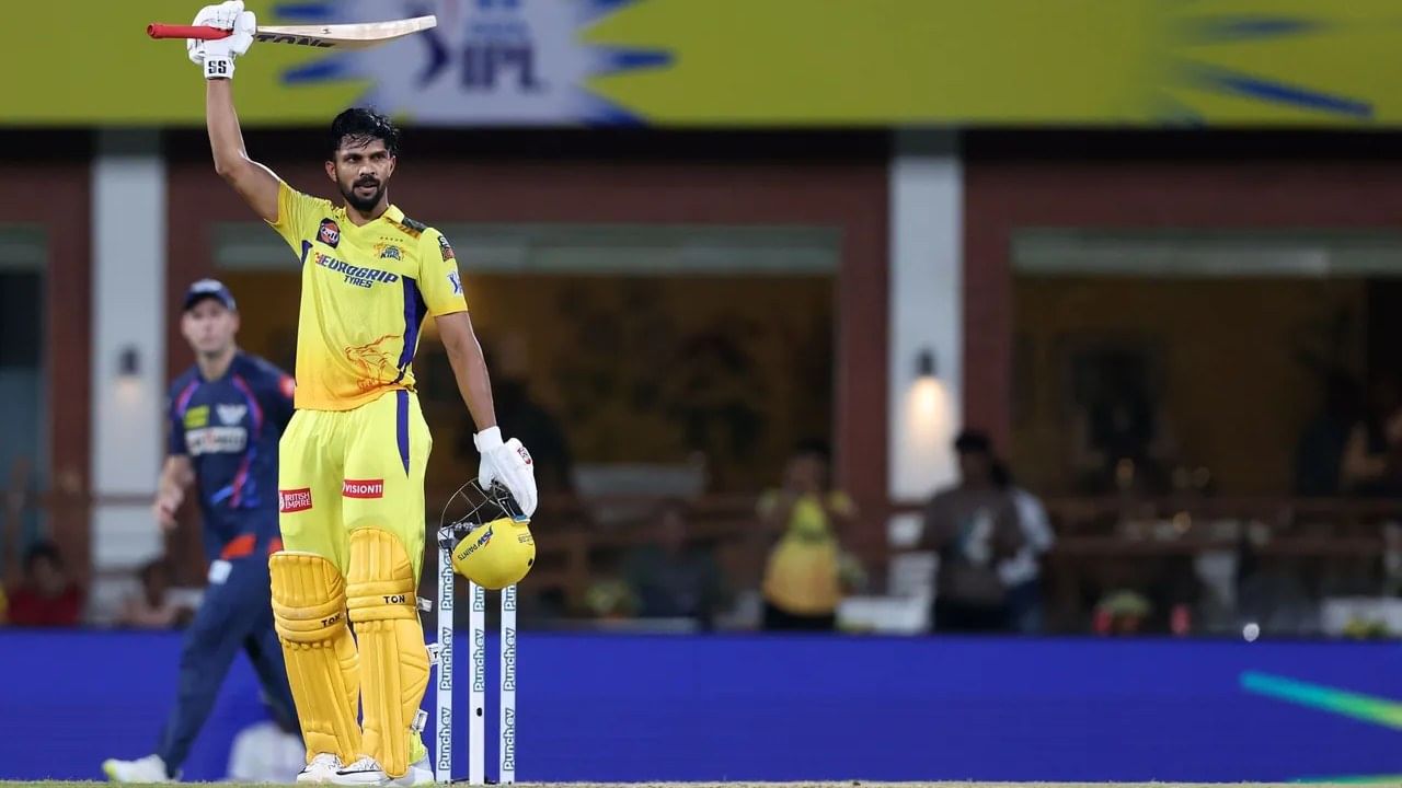 ಇಂಡಿಯನ್ ಪ್ರೀಮಿಯರ್ ಲೀಗ್​ನ (IPL 2024) 39ನೇ ಪಂದ್ಯದಲ್ಲಿ ಭರ್ಜರಿ ಸೆಂಚುರಿ ಸಿಡಿಸುವ ಮೂಲಕ ರುತುರಾಜ್ ಗಾಯಕ್ವಾಡ್ (Ruturaj Gaikwad) ಚೆನ್ನೈ ಸೂಪರ್ ಕಿಂಗ್ಸ್ (CSK) ಪರ ಹೊಸ ಇತಿಹಾಸ ನಿರ್ಮಿಸಿದ್ದಾರೆ. ಚೆನ್ನೈನ ಎಂಎ ಚಿದಂಬರಂ ಸ್ಟೇಡಿಯಂನಲ್ಲಿ ನಡೆದ ಈ ಪಂದ್ಯದಲ್ಲಿ ಟಾಸ್ ಗೆದ್ದ ಲಕ್ನೋ ಸೂಪರ್ ಜೈಂಟ್ಸ್ ತಂಡ ಬೌಲಿಂಗ್ ಆಯ್ದುಕೊಂಡಿತು. ಅದರಂತೆ ಇನಿಂಗ್ಸ್ ಆರಂಭಿಸಿದ ಸಿಎಸ್​ಕೆ ತಂಡಕ್ಕೆ ಆರಂಭಿಕ ಆಟಗಾರ ರುತುರಾಜ್ ಗಾಯಕ್ವಾಡ್ ಭರ್ಜರಿ ಆರಂಭ ಒದಗಿಸಿದರು.