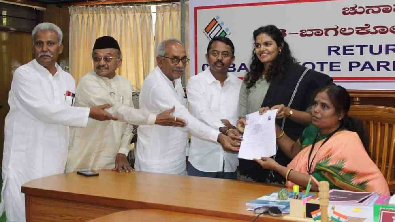 ಬಾಗಲಕೋಟೆ ಕಾಂಗ್ರೆಸ್ ಅಭ್ಯರ್ಥಿ ನಾಮಪತ್ರ ಸಲ್ಲಿಕೆ, ಪತಿಗಿಂತ ಸಂಯುಕ್ತ ಪಾಟೀಲ್ ಶ್ರೀಮಂತೆ ಬಾಗಲಕೋಟೆ ಕಾಂಗ್ರೆಸ್ ಅಭ್ಯರ್ಥಿ ನಾಮಪತ್ರ ಸಲ್ಲಿಕೆ, ಪತಿಗಿಂತ ಸಂಯುಕ್ತ ಪಾಟೀಲ್ ಶ್ರೀಮಂತೆ