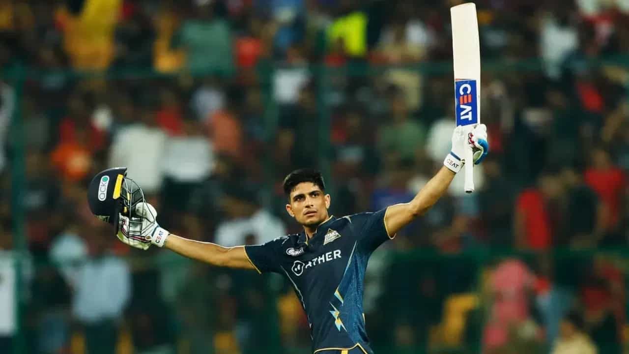 ಇಂಡಿಯನ್ ಪ್ರೀಮಿಯರ್ ಲೀಗ್ (IPL 2024) ಸೀಸನ್ 17ರ 24ನೇ ಪಂದ್ಯದ ಮೂಲಕ ಶುಭ್ಮನ್ ಗಿಲ್ (Shubman Gill) ವಿಶೇಷ ದಾಖಲೆ ಬರೆದಿದ್ದಾರೆ. ಅದು ಕೂಡ ದಾಖಲೆಗಳ ಸರದಾರ ವಿರಾಟ್ ಕೊಹ್ಲಿಯ ಸಾರ್ವಕಾಲಿಕ ದಾಖಲೆಯನ್ನು ಮುರಿಯುವ ಮೂಲಕ ಎಂಬುದು ವಿಶೇಷ. ಆ ದಾಖಲೆ ಯಾವುದು ಎಂಬುದರ ಸಂಪೂರ್ಣ ಮಾಹಿತಿ ಈ ಕೆಳಗಿನಂತಿದೆ...