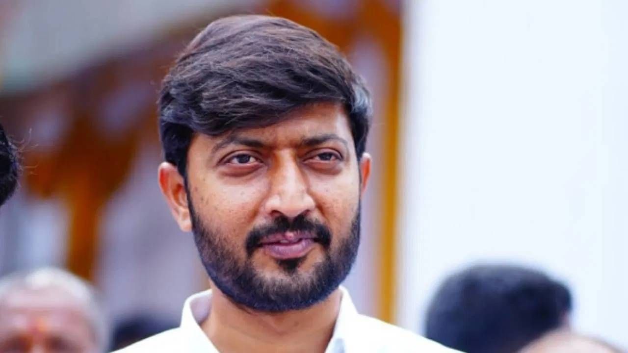 ಪ್ರಜ್ವಲ್ ರೇವಣ್ಣ ಪೆನ್ ಡ್ರೈವ್ ಪ್ರಕರಣ: ಪಕ್ಷದಿಂದ ಅಮಾನತುಗೊಳಿಸುವಂತೆ ಜೆಡಿಎಸ್ ಶಾಸಕರ ಒತ್ತಾಯ ಪ್ರಜ್ವಲ್ ರೇವಣ್ಣ ಪೆನ್ ಡ್ರೈವ್ ಪ್ರಕರಣ: ಪಕ್ಷದಿಂದ ಅಮಾನತುಗೊಳಿಸುವಂತೆ ಜೆಡಿಎಸ್ ಶಾಸಕರ ಒತ್ತಾಯ