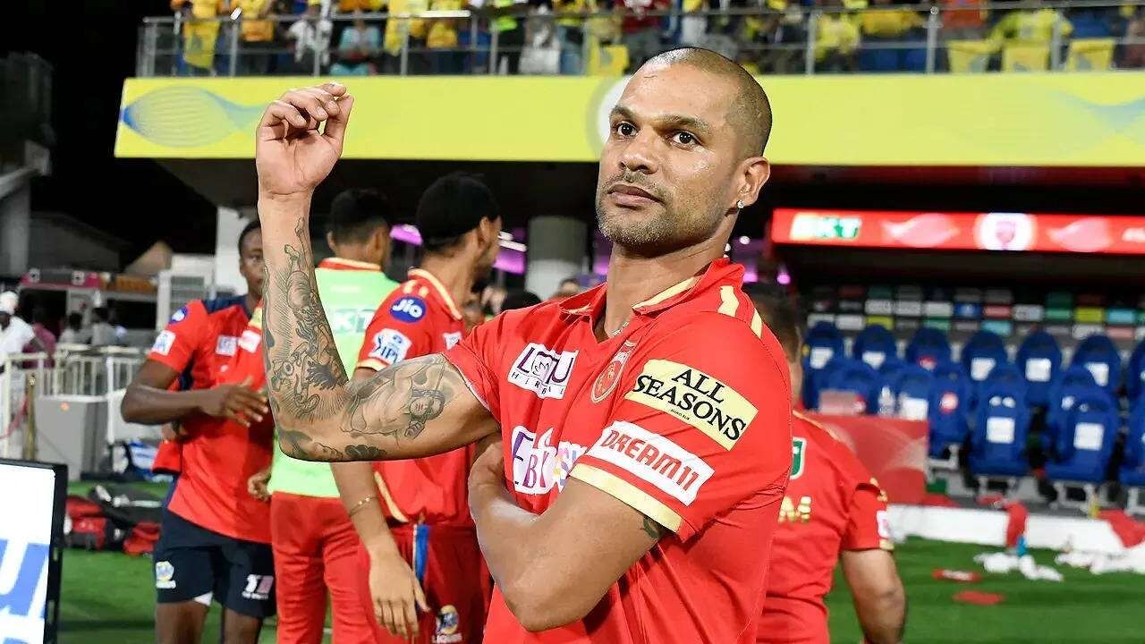 ಪಂಜಾಬ್ ಕಿಂಗ್ಸ್ ತಂಡದ ನಾಯಕ ಶಿಖರ್ ಧವನ್ (Shikhar Dhawan) ಮುಂದಿನ 2 ಪಂದ್ಯಗಳಿಗೆ ಅಲಭ್ಯರಾಗಲಿದ್ದಾರೆ. ಭುಜದ ನೋವಿನ ಕಾರಣ ರಾಜಸ್ಥಾನ್ ರಾಯಲ್ಸ್ ವಿರುದ್ಧದ ಪಂದ್ಯದಿಂದ ಹೊರಗುಳಿದಿದ್ದ ಧವನ್ ಮುಂಬರುವ ಕೆಲ ಪಂದ್ಯಗಳಲ್ಲಿ ಕಣಕ್ಕಿಳಿಯುವುದು ಅನುಮಾನ ಎಂದು ಕೋಚ್ ಸಂಜಯ್ ಬಂಗಾರ್ ತಿಳಿಸಿದ್ದಾರೆ.