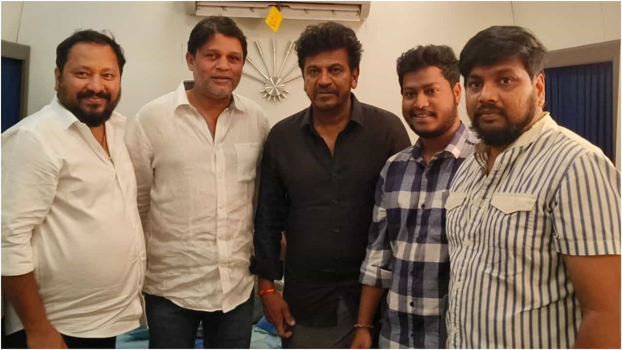 ‘ವಿಕ್ಟೋರಿಯಾ ಮಾನ್ಷನ್’ ಸಿನಿಮಾದ ಫಸ್ಟ್ ಲುಕ್ ಬಿಡುಗಡೆ ಮಾಡಿದ ಶಿವರಾಜ್ಕುಮಾರ್ ‘ವಿಕ್ಟೋರಿಯಾ ಮಾನ್ಷನ್’ ಸಿನಿಮಾದ ಫಸ್ಟ್ ಲುಕ್ ಬಿಡುಗಡೆ ಮಾಡಿದ ಶಿವರಾಜ್ಕುಮಾರ್