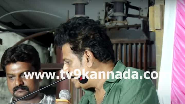 ಮಹಿಳೆಯ ಕಾಲಿಗೆ ಬೀಳಲು ಹೋದ ಶಿವರಾಜ್ಕುಮಾರ್; ಕಾರಣ ಇಲ್ಲಿದೆ ಮಹಿಳೆಯ ಕಾಲಿಗೆ ಬೀಳಲು ಹೋದ ಶಿವರಾಜ್ಕುಮಾರ್; ಕಾರಣ ಇಲ್ಲಿದೆ