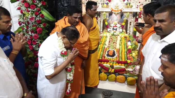 ಇಂದು ನಡೆದಾಡುವ ದೇವರು ಲಿಂಗೈಕ್ಯ ಡಾ. ಶಿವಕುಮಾರ ಸ್ವಾಮೀಜಿ 117ನೇ ಜನ್ಮದಿನ; ಗದ್ದುಗೆ ದರ್ಶನ ಪಡೆದ ಡಾ.ಪರಮೇಶ್ವರ್ ಇಂದು ನಡೆದಾಡುವ ದೇವರು ಲಿಂಗೈಕ್ಯ ಡಾ. ಶಿವಕುಮಾರ ಸ್ವಾಮೀಜಿ 117ನೇ ಜನ್ಮದಿನ; ಗದ್ದುಗೆ ದರ್ಶನ ಪಡೆದ ಡಾ.ಪರಮೇಶ್ವರ್