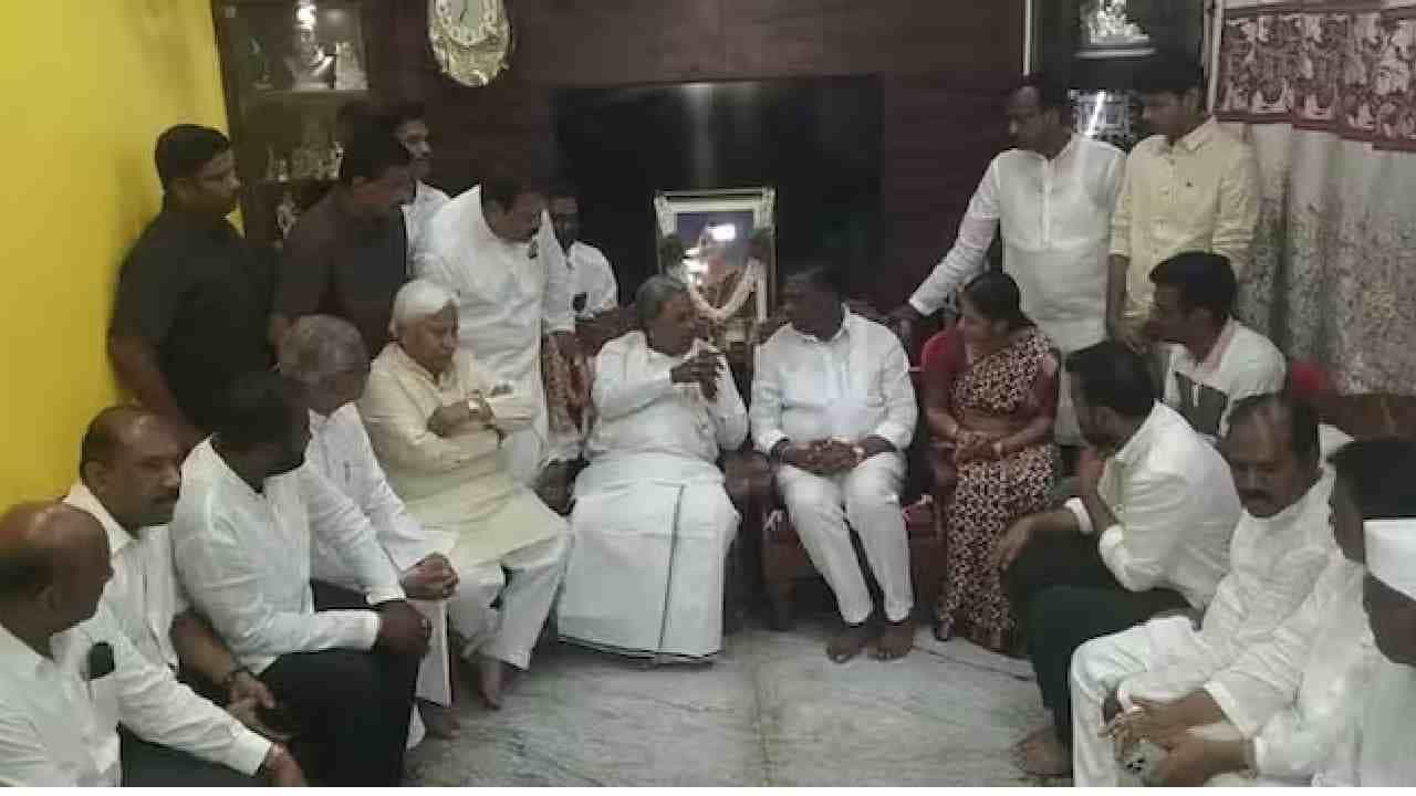 ಹತ್ಯೆಯಾದ ನೇಹಾ ಮನೆಗೆ ಸಿಎಂ ಭೇಟಿ, ನಿರಂಜನ್ ಮನವಿಗೆ ಸಿದ್ದರಾಮಯ್ಯ ಹೇಳಿದ್ದಿಷ್ಟು? ಹತ್ಯೆಯಾದ ನೇಹಾ ಮನೆಗೆ ಸಿಎಂ ಭೇಟಿ, ನಿರಂಜನ್ ಮನವಿಗೆ ಸಿದ್ದರಾಮಯ್ಯ ಹೇಳಿದ್ದಿಷ್ಟು?