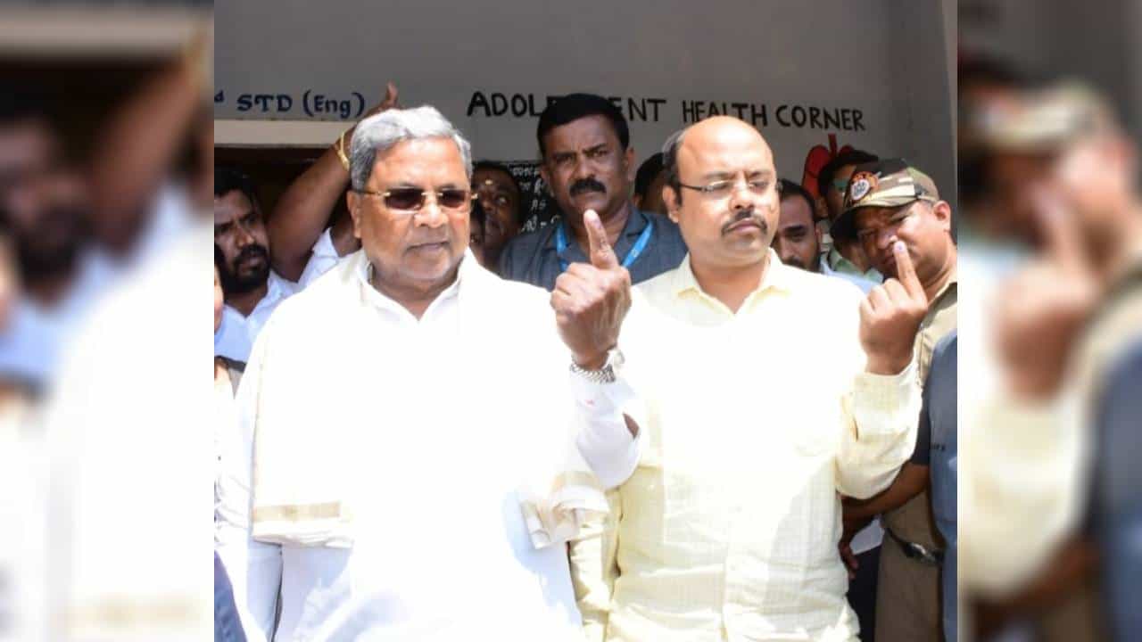 ಮೈಸೂರು ತಾಲೂಕಿನ ವರುಣಾ ವಿಧಾನಸಭಾ ಕ್ಷೇತ್ರದ ಸಿದ್ದರಾಮನ ಹುಂಡಿ ಶಾಲೆಯಲ್ಲಿ ಮುಖ್ಯಮಂತ್ರಿ ಸಿದ್ದರಾಮಯ್ಯ ಹಾಗೂ ಮಗ ಯತಿಂದ್ರ ಸಿದ್ದರಾಮಯ್ಯ ಅವರು ತೆರಳಿ ಮತದಾನ ಚಲಾಯಿಸಿದರು. ಇನ್ನು ಈ ಗ್ರಾಮ
ಚಾಮರಾಜನಗರ ಲೋಕಸಭಾ ಕ್ಷೇತ್ರ ವ್ಯಾಪ್ತಿಯಲ್ಲಿ ಬರುತ್ತದೆ.