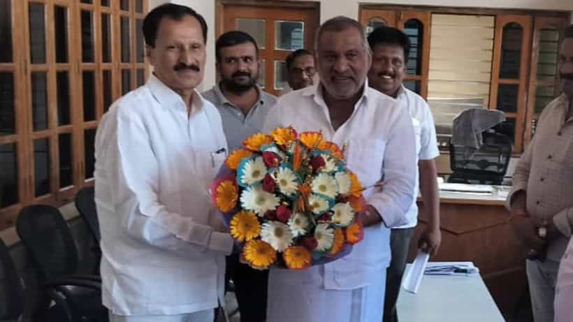 ಲೋಕಸಭೆ ಚುನಾವಣೆ 2024: ಮಾಧುಸ್ವಾಮಿ ಮನೆಗೆ ಕಾಂಗ್ರೆಸ್ ಅಭ್ಯರ್ಥಿ ಭೇಟಿ, ತುಮಕೂರು ಬಿಜೆಪಿ ಘಟಕದಲ್ಲಿ ಸಂಚಲನ