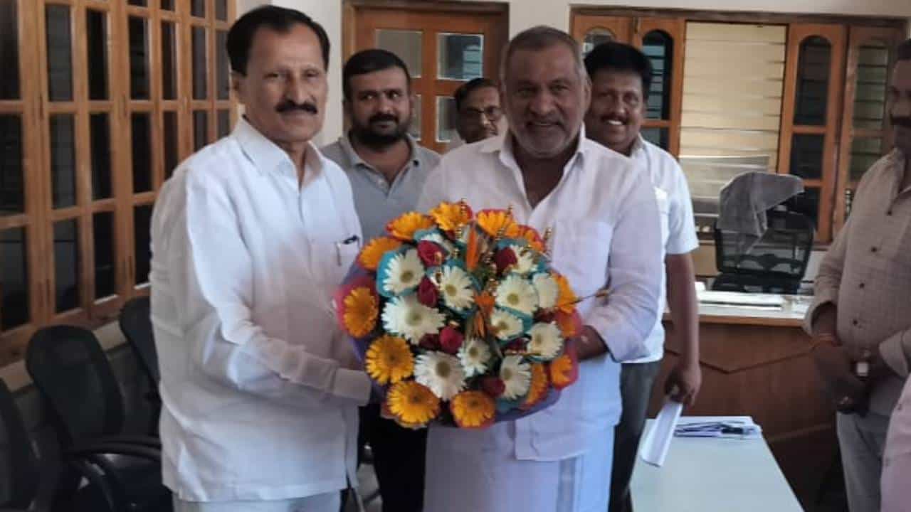 ಲೋಕಸಭೆ ಚುನಾವಣೆ 2024: ಮಾಧುಸ್ವಾಮಿ ಮನೆಗೆ ಕಾಂಗ್ರೆಸ್ ಅಭ್ಯರ್ಥಿ ಭೇಟಿ, ತುಮಕೂರು ಬಿಜೆಪಿ ಘಟಕದಲ್ಲಿ ಸಂಚಲನ ಲೋಕಸಭೆ ಚುನಾವಣೆ 2024: ಮಾಧುಸ್ವಾಮಿ ಮನೆಗೆ ಕಾಂಗ್ರೆಸ್ ಅಭ್ಯರ್ಥಿ ಭೇಟಿ, ತುಮಕೂರು ಬಿಜೆಪಿ ಘಟಕದಲ್ಲಿ ಸಂಚಲನ