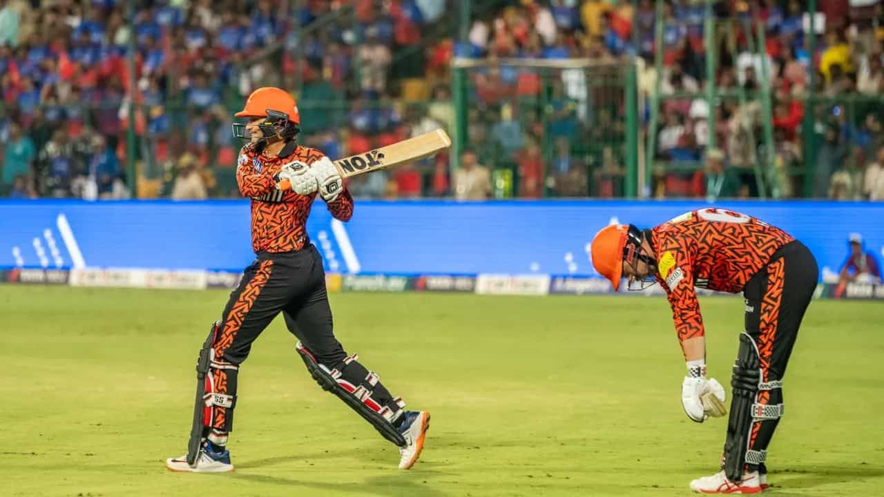 ಇಂಡಿಯನ್ ಪ್ರೀಮಿಯರ್ ಲೀಗ್ನ (IPL 2024) 35ನೇ ಪಂದ್ಯದಲ್ಲಿ ಬಿರುಗಾಳಿ ಬ್ಯಾಟಿಂಗ್ ಪ್ರದರ್ಶಿಸಿ ಸನ್ರೈಸರ್ಸ್ ಹೈದರಾಬಾದ್ ತಂಡ ಹಲವು ದಾಖಲೆಗಳನ್ನು ನಿರ್ಮಿಸಿದ್ದಾರೆ. ದೆಹಲಿಯ ಅರುಣ್ ಜೇಟ್ಲಿ ಸ್ಟೇಡಿಯಂನಲ್ಲಿ ನಡೆದ ಈ ಪಂದ್ಯದಲ್ಲಿ ಟಾಸ್ ಸೋತರೂ ಮೊದಲು ಬ್ಯಾಟಿಂಗ್ ಮಾಡುವ ಅವಕಾಶ ಪಡೆದ ಎಸ್ಆರ್ಹೆಚ್ ತಂಡಕ್ಕೆ ಆರಂಭಿಕರಾದ ಟ್ರಾವಿಸ್ ಹೆಡ್ ಹಾಗೂ ಅಭಿಷೇಕ್ ಶರ್ಮಾ ಸ್ಪೋಟಕ ಆರಂಭ ಒದಗಿಸಿದ್ದರು.