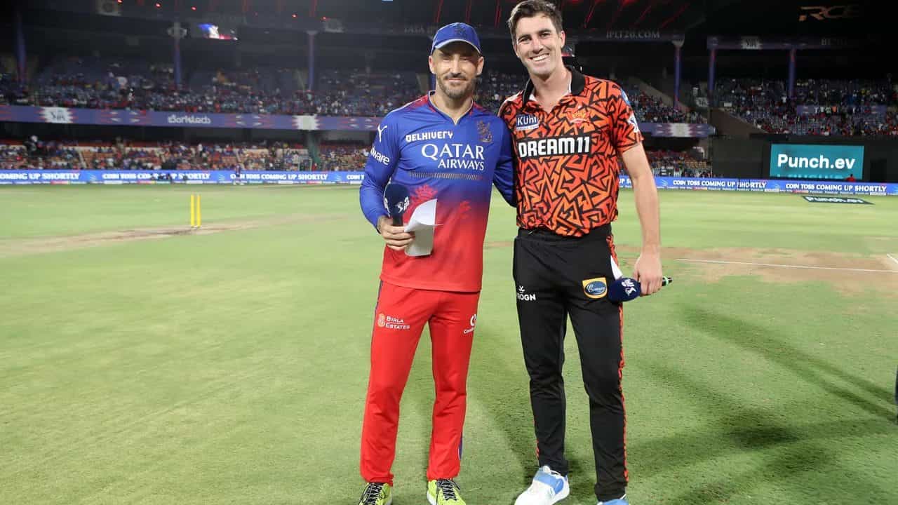 ಇಂಡಿಯನ್ ಪ್ರೀಮಿಯರ್ ಲೀಗ್ನ (IPL 2024) ಮದಗಜಗಳ ಕಾಳಗಕ್ಕೆ ವೇದಿಕೆ ಸಿದ್ಧವಾಗಿದೆ. ಗುರುವಾರ ಹೈದರಾಬಾದ್ನ ರಾಜೀವ್ ಗಾಂಧಿ ಸ್ಟೇಡಿಯಂನಲ್ಲಿ ನಡೆಯಲಿರುವ ಐಪಿಎಲ್ನ 41ನೇ ಪಂದ್ಯದಲ್ಲಿ ರಾಯಲ್ ಚಾಲೆಂಜರ್ಸ್ ಬೆಂಗಳೂರು (RCB) ಹಾಗೂ ಸನ್ರೈಸರ್ಸ್ ಹೈದರಾಬಾದ್ (SRH) ತಂಡಗಳು ಮುಖಾಮುಖಿಯಾಗಲಿದೆ.