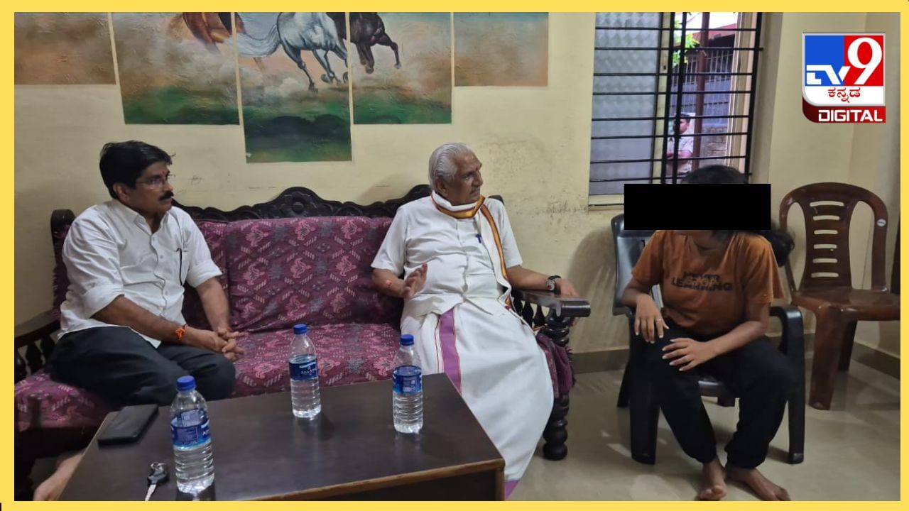 ಕಾಂಗ್ರೆಸ್ ಆಡಳಿತದಲ್ಲಿ ಸಾಮಾನ್ಯ ಮುಸ್ಲಿಮರೂ ಭಯೋತ್ಪಾದಕರಂತೆ ನಡೆದುಕೊಳ್ಳುತ್ತಿದ್ದಾರೆ: ಕಲ್ಲಡ್ಕ ಪ್ರಭಾಕರ ಭಟ್ ಕಾಂಗ್ರೆಸ್ ಆಡಳಿತದಲ್ಲಿ ಸಾಮಾನ್ಯ ಮುಸ್ಲಿಮರೂ ಭಯೋತ್ಪಾದಕರಂತೆ ನಡೆದುಕೊಳ್ಳುತ್ತಿದ್ದಾರೆ: ಕಲ್ಲಡ್ಕ ಪ್ರಭಾಕರ ಭಟ್