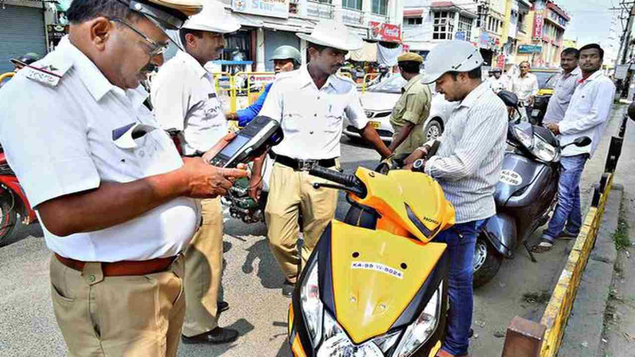 ಸಂಚಾರಿ ನಿಯಮ ಉಲ್ಲಂಘನೆ: ಬೆಂಗಳೂರಿನಲ್ಲಿ 19.55 ಕೋಟಿ ರೂ. ದಂಡ ವಸೂಲಿ ಮಾಡಿದ ಪೊಲೀಸರು ಸಂಚಾರಿ ನಿಯಮ ಉಲ್ಲಂಘನೆ: ಬೆಂಗಳೂರಿನಲ್ಲಿ 19.55 ಕೋಟಿ ರೂ. ದಂಡ ವಸೂಲಿ ಮಾಡಿದ ಪೊಲೀಸರು