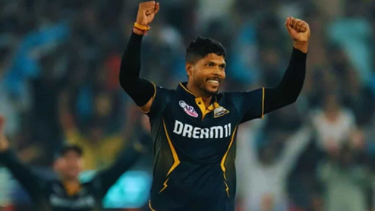 ಇಂಡಿಯನ್ ಪ್ರೀಮಿಯರ್ ಲೀಗ್ (IPL 2024) ಸೀಸನ್-17ರ 17ನೇ ಪಂದ್ಯದಲ್ಲಿ ಒಂದು ವಿಕೆಟ್ ಕಬಳಿಸುವ ಮೂಲಕ ಉಮೇಶ್ ಯಾದವ್ (Umesh Yadav) ಐಪಿಎಲ್ನಲ್ಲಿ ಹೊಸ ಇತಿಹಾಸ ನಿರ್ಮಿಸಿದ್ದಾರೆ. ಪಂಜಾಬ್ ಕಿಂಗ್ಸ್ ವಿರುದ್ಧದ ಈ ಪಂದ್ಯದಲ್ಲಿ ಗುಜರಾತ್ ಟೈಟಾನ್ಸ್ ಪರ ಕಣಕ್ಕಿಳಿದ ಉಮೇಶ್ 3 ಓವರ್ಗಳಲ್ಲಿ 35 ರನ್ ನೀಡಿ 1 ವಿಕೆಟ್ ಪಡೆದಿದ್ದರು.