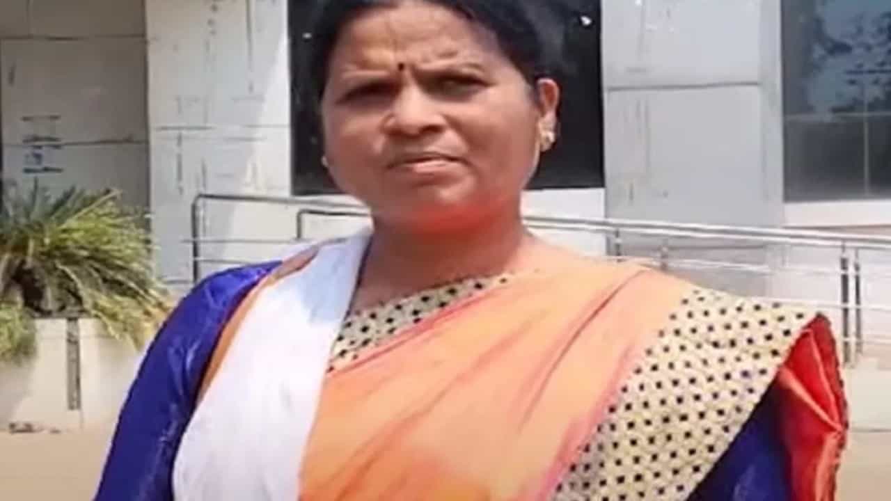 ಲೋಕಸಭೆ ಚುನಾವಣೆಯಲ್ಲಿ ಗೆದ್ದರೆ ಬಡವರಿಗೆ ವಿಸ್ಕಿ, ಬಿಯರ್; ಮಹಾರಾಷ್ಟ್ರದ ಅಭ್ಯರ್ಥಿಯಿಂದ ಹೀಗೊಂದು ಭರವಸೆ ಲೋಕಸಭೆ ಚುನಾವಣೆಯಲ್ಲಿ ಗೆದ್ದರೆ ಬಡವರಿಗೆ ವಿಸ್ಕಿ, ಬಿಯರ್; ಮಹಾರಾಷ್ಟ್ರದ ಅಭ್ಯರ್ಥಿಯಿಂದ ಹೀಗೊಂದು ಭರವಸೆ