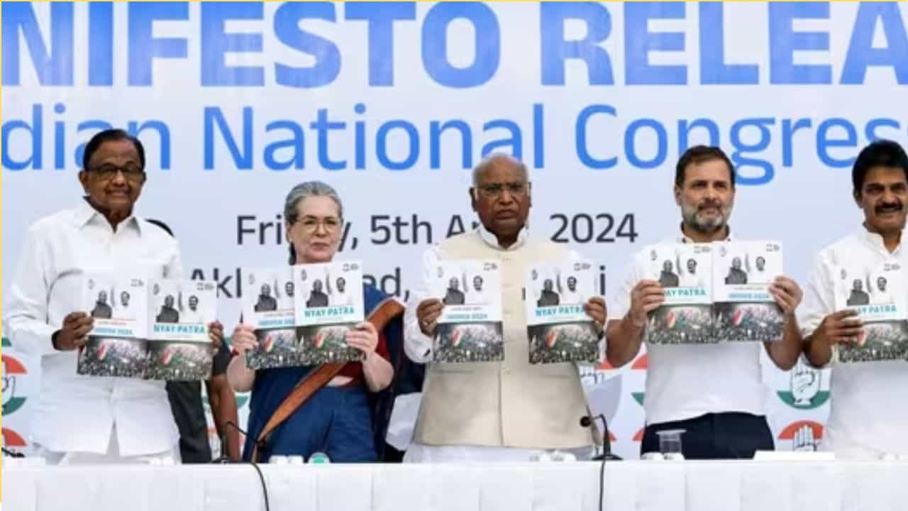 ಪ್ರಧಾನಿ ಮೋದಿ ವಿರುದ್ಧ ಚುನಾವಣಾ ಆಯೋಗಕ್ಕೆ ದೂರು ನೀಡಿದ ಕಾಂಗ್ರೆಸ್ ಪ್ರಧಾನಿ ಮೋದಿ ವಿರುದ್ಧ ಚುನಾವಣಾ ಆಯೋಗಕ್ಕೆ ದೂರು ನೀಡಿದ ಕಾಂಗ್ರೆಸ್