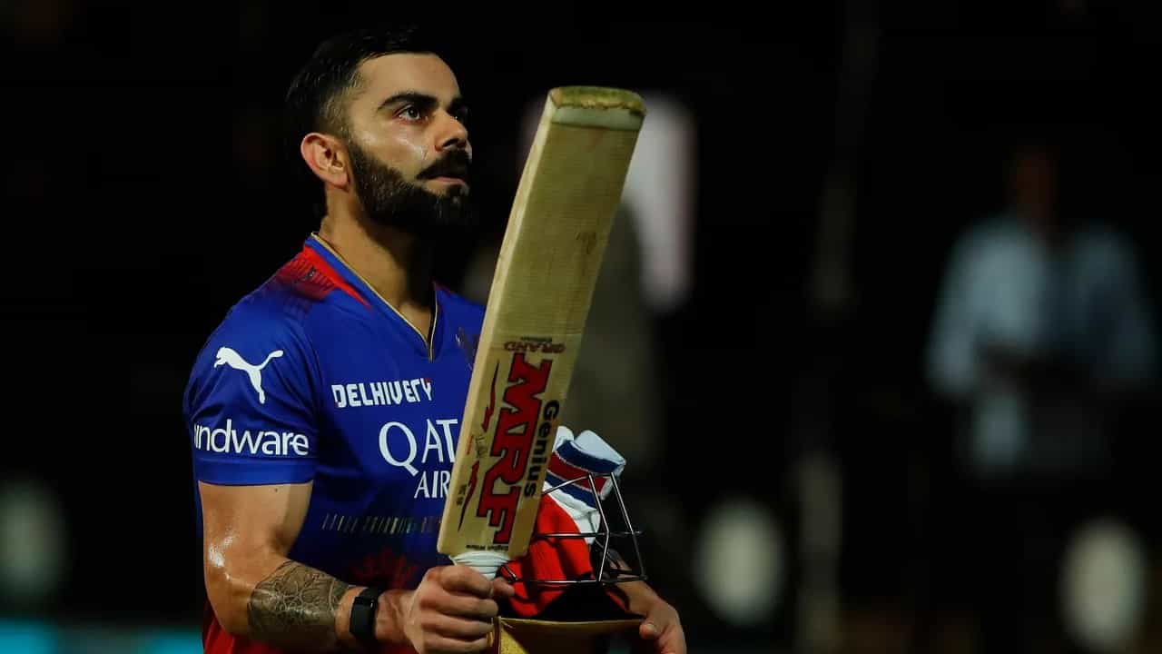 ಇಂಡಿಯನ್ ಪ್ರೀಮಿಯರ್ ಲೀಗ್ನಲ್ಲಿ (IPL 2024) 8ನೇ ಶತಕ ಸಿಡಿಸಿ ವಿರಾಟ್ ಕೊಹ್ಲಿ ಹಲವು ದಾಖಲೆಗಳನ್ನು ಬರೆದಿದ್ದಾರೆ. ರಾಜಸ್ಥಾನ್ ರಾಯಲ್ಸ್ ವಿರುದ್ಧದ ಈ ಪಂದ್ಯದಲ್ಲಿ ಮೊದಲು ಬ್ಯಾಟ್ ಮಾಡಿದ ಆರ್ಸಿಬಿ ಪರ ಕಿಂಗ್ ಕೊಹ್ಲಿ 72 ಎಸೆತಗಳಲ್ಲಿ 113 ರನ್ ಬಾರಿಸಿದ್ದರು.