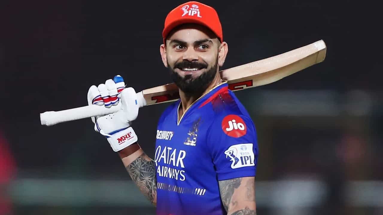 ಇಂಡಿಯನ್ ಪ್ರೀಮಿಯರ್ ಲೀಗ್ (IPL 2024) ಇತಿಹಾಸದಲ್ಲಿ ಅತೀ ಹೆಚ್ಚು ರನ್ ಕಲೆಹಾಕಿದ ಬ್ಯಾಟರ್ ಯಾರೆಂದರೆ ಥಟ್ಟನೆ ಬರುವ ಉತ್ತರ ವಿರಾಟ್ ಕೊಹ್ಲಿ (Virat Kohli). ಕಿಂಗ್ ಕೊಹ್ಲಿ ಇದುವರೆಗೆ 8 ಶತಕಗಳೊಂದಿಗೆ 7582 ರನ್ ಪೇರಿಸಿದ್ದಾರೆ. ಹೀಗೆ ರನ್ ಮೇಲೆ ರನ್ ಪೇರಿಸುತ್ತಾ ಸಾಗುತ್ತಿರುವ ವಿರಾಟ್ ಕೊಹ್ಲಿ ಕೆಲ ಬೌಲರ್ಗಳ ವಿರುದ್ಧ ಆಡಲು ಪರದಾಡಿದ್ದಾರೆ. ಇದಕ್ಕೆ ಸಾಕ್ಷಿಯೇ ಈ ಅಂಕಿ ಅಂಶಗಳು.