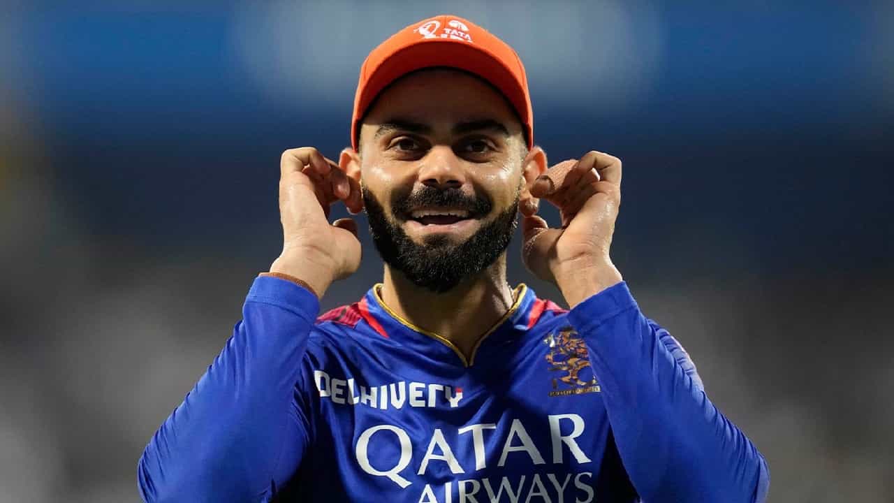 ಇಂಡಿಯನ್ ಪ್ರೀಮಿಯರ್ ಲೀಗ್ನಲ್ಲಿ (IPL 2024) ಇಂದು (ಏ.28) ನಡೆಯಲಿರುವ ಪಂದ್ಯದಲ್ಲಿ ರಾಯಲ್ ಚಾಲೆಂಜರ್ಸ್ ಬೆಂಗಳೂರು ಮತ್ತು ಗುಜರಾತ್ ಟೈಟಾನ್ಸ್ ತಂಡಗಳು ಮುಖಾಮುಖಿಯಾಗಲಿವೆ. ಅಹಮದಾಬಾದ್ನ ನರೇಂದ್ರ ಮೋದಿ ಸ್ಟೇಡಿಯಂನಲ್ಲಿ ನಡೆಯಲಿರುವ ಈ ಪಂದ್ಯದ ಮೂಲಕ ವಿಶೇಷ ದಾಖಲೆ ಬರೆಯುವ ಅವಕಾಶ ವಿರಾಟ್ ಕೊಹ್ಲಿ (Virat Kohli) ಮುಂದಿದೆ.