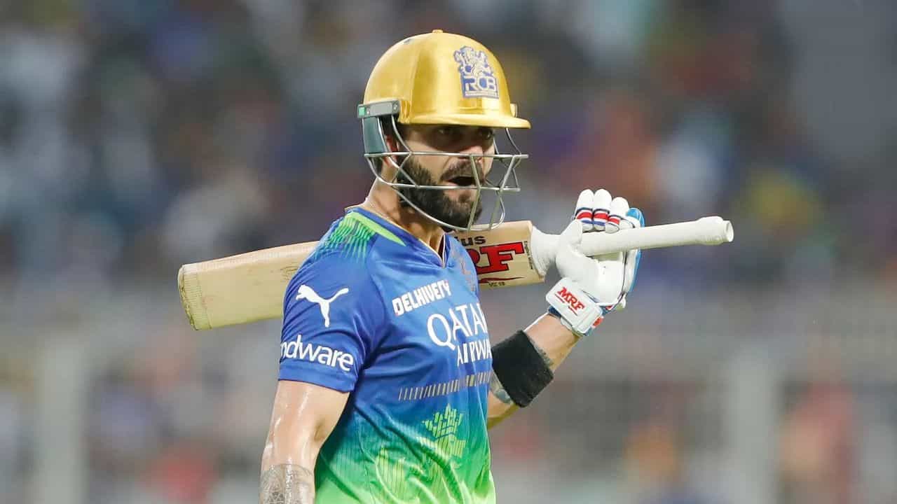 ಇಂಡಿಯನ್ ಪ್ರೀಮಿಯರ್ ಲೀಗ್ನ (IPL 2024) 36ನೇ ಪಂದ್ಯವು ನಾಟಕೀಯ ಸನ್ನಿವೇಶಕ್ಕೆ ಕಾರಣವಾಗಿತ್ತು. ಕೊಲ್ಕತ್ತಾದ ಈಡನ್ ಗಾರ್ಡನ್ಸ್ ಮೈದಾನದಲ್ಲಿ ನಡೆದ ಈ ಪಂದ್ಯದಲ್ಲಿ ಕೊಲ್ಕತ್ತಾ ನೈಟ್ ರೈಡರ್ಸ್ (KKR) ಹಾಗೂ ರಾಯಲ್ ಚಾಲೆಂಜರ್ಸ್ ಬೆಂಗಳೂರು (RCB) ತಂಡಗಳು ಮುಖಾಮುಖಿಯಾಗಿದ್ದವು. ಈ ಪಂದ್ಯದಲ್ಲಿ ವಿರಾಟ್ ಕೊಹ್ಲಿಯನ್ನು ಔಟ್ ನೀಡಿದ ತೀರ್ಪು ಇದೀಗ ಭಾರೀ ಚರ್ಚೆಗೆ ಕಾರಣವಾಗಿದೆ.