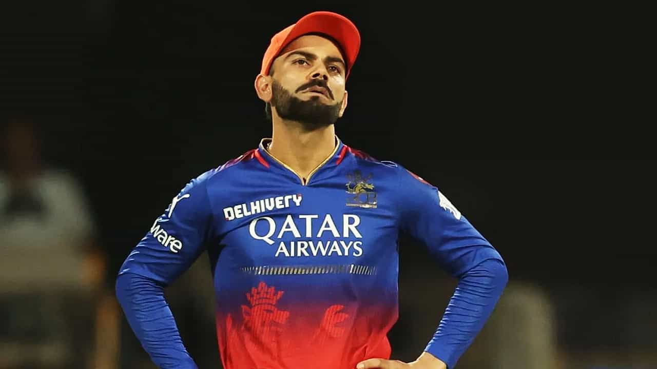 ಇಂಡಿಯನ್ ಪ್ರೀಮಿಯರ್ ಲೀಗ್ನ (IPL 2024) 36ನೇ ಪಂದ್ಯದಲ್ಲಿ ಅಂಪೈರ್ ಜೊತೆ ಅನುಚಿತವಾಗಿ ವರ್ತಿಸಿದ ವಿರಾಟ್ ಕೊಹ್ಲಿಗೆ (Virat Kohli) ಪಂದ್ಯ ಶುಲ್ಕದ ಶೇ.50 ರಷ್ಟು ದಂಡ ವಿಧಿಸಲಾಗಿದೆ. ಕೊಲ್ಕತ್ತಾ ನೈಟ್ ರೈಡರ್ಸ್ ವಿರುದ್ಧದ ಈ ಪಂದ್ಯದಲ್ಲಿ ಅಂಪೈರ್ ನೀಡಿದ ಔಟ್ ತೀರ್ಪನ್ನು ಪ್ರಶ್ನಿಸಿ ಕೊಹ್ಲಿ ಮೈದಾನದಲ್ಲೇ ಆಕ್ರೋಶ ವ್ಯಕ್ತಪಡಿಸಿದ್ದರು.