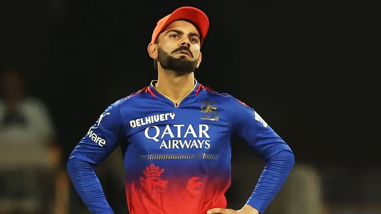 ಇಂಡಿಯನ್ ಪ್ರೀಮಿಯರ್ ಲೀಗ್ನ (IPL 2024) 36ನೇ ಪಂದ್ಯದಲ್ಲಿ ಅಂಪೈರ್ ಜೊತೆ ಅನುಚಿತವಾಗಿ ವರ್ತಿಸಿದ ವಿರಾಟ್ ಕೊಹ್ಲಿಗೆ (Virat Kohli) ಪಂದ್ಯ ಶುಲ್ಕದ ಶೇ.50 ರಷ್ಟು ದಂಡ ವಿಧಿಸಲಾಗಿದೆ. ಕೊಲ್ಕತ್ತಾ ನೈಟ್ ರೈಡರ್ಸ್ ವಿರುದ್ಧದ ಈ ಪಂದ್ಯದಲ್ಲಿ ಅಂಪೈರ್ ನೀಡಿದ ಔಟ್ ತೀರ್ಪನ್ನು ಪ್ರಶ್ನಿಸಿ ಕೊಹ್ಲಿ ಮೈದಾನದಲ್ಲೇ ಆಕ್ರೋಶ ವ್ಯಕ್ತಪಡಿಸಿದ್ದರು.