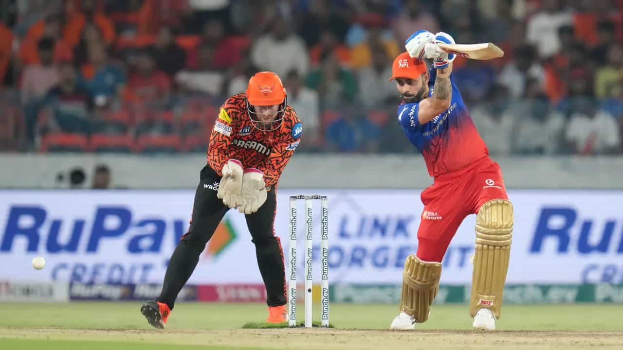 ಐಪಿಎಲ್ನ (IPL 2024) 41ನೇ ಪಂದ್ಯದಲ್ಲಿ ಸನ್ರೈಸರ್ಸ್ ಹೈದರಾಬಾದ್ ವಿರುದ್ಧ ವಿರಾಟ್ ಕೊಹ್ಲಿ (Virat Kohli) ಅರ್ಧಶತಕ ಬಾರಿಸಿ ಮಿಂಚಿದ್ದರು. ಈ ಪಂದ್ಯದಲ್ಲಿ 43 ಎಸೆತಗಳನ್ನು ಎದುರಿಸಿದ ಕೊಹ್ಲಿ 51 ರನ್ ಬಾರಿಸಿದ್ದರು. ಈ ನಿಧಾನಗತಿಯ ಹಾಫ್ ಸೆಂಚುರಿಯಿಂದಾಗಿ ಕೊಹ್ಲಿ ಭಾರೀ ಟೀಕೆಗೆ ಗುರಿಯಾಗಿದ್ದರು.