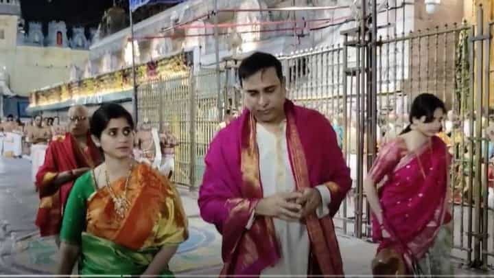 ಕುಟುಂಬದೊಂದಿಗೆ ತಿರುಪತಿ ತೆರಳಿ ತಿರುಮಲ ತಿಮ್ಮಪ್ಪನ ದರ್ಶನ ಪಡೆದ ಮಾಜಿ ಕ್ರಿಕೆಟರ್ ವಿವಿಎಸ್ ಲಕ್ಷ್ಮಣ್ ಕುಟುಂಬದೊಂದಿಗೆ ತಿರುಪತಿ ತೆರಳಿ ತಿರುಮಲ ತಿಮ್ಮಪ್ಪನ ದರ್ಶನ ಪಡೆದ ಮಾಜಿ ಕ್ರಿಕೆಟರ್ ವಿವಿಎಸ್ ಲಕ್ಷ್ಮಣ್