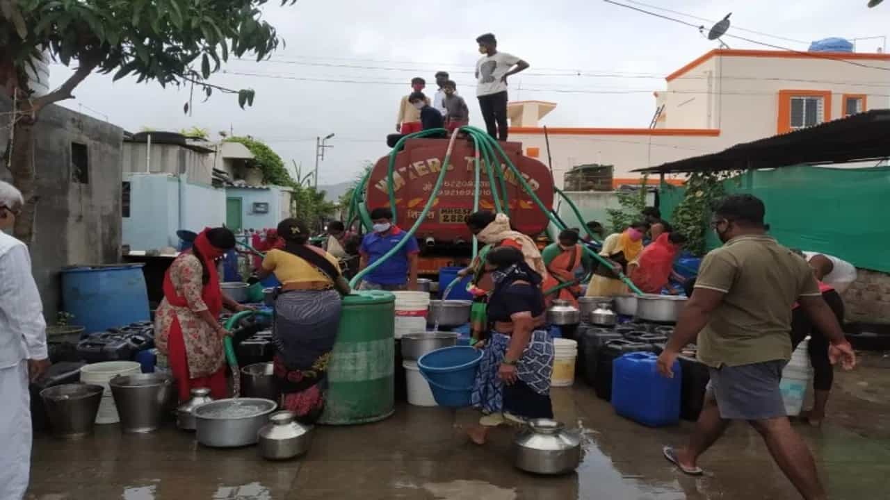 ಮಂಗಳೂರಿಗೂ ತಟ್ಟಿದ ನೀರಿನ ಬಿಕ್ಕಟ್ಟಿನ ಬಿಸಿ: ಶಾಲೆ, ಕಾಲೇಜುಗಳಿಗೆ ರಜೆ ನೀಡಬೇಕಾದ ಅನಿವಾರ್ಯತೆ ಮಂಗಳೂರಿಗೂ ತಟ್ಟಿದ ನೀರಿನ ಬಿಕ್ಕಟ್ಟಿನ ಬಿಸಿ: ಶಾಲೆ, ಕಾಲೇಜುಗಳಿಗೆ ರಜೆ ನೀಡಬೇಕಾದ ಅನಿವಾರ್ಯತೆ