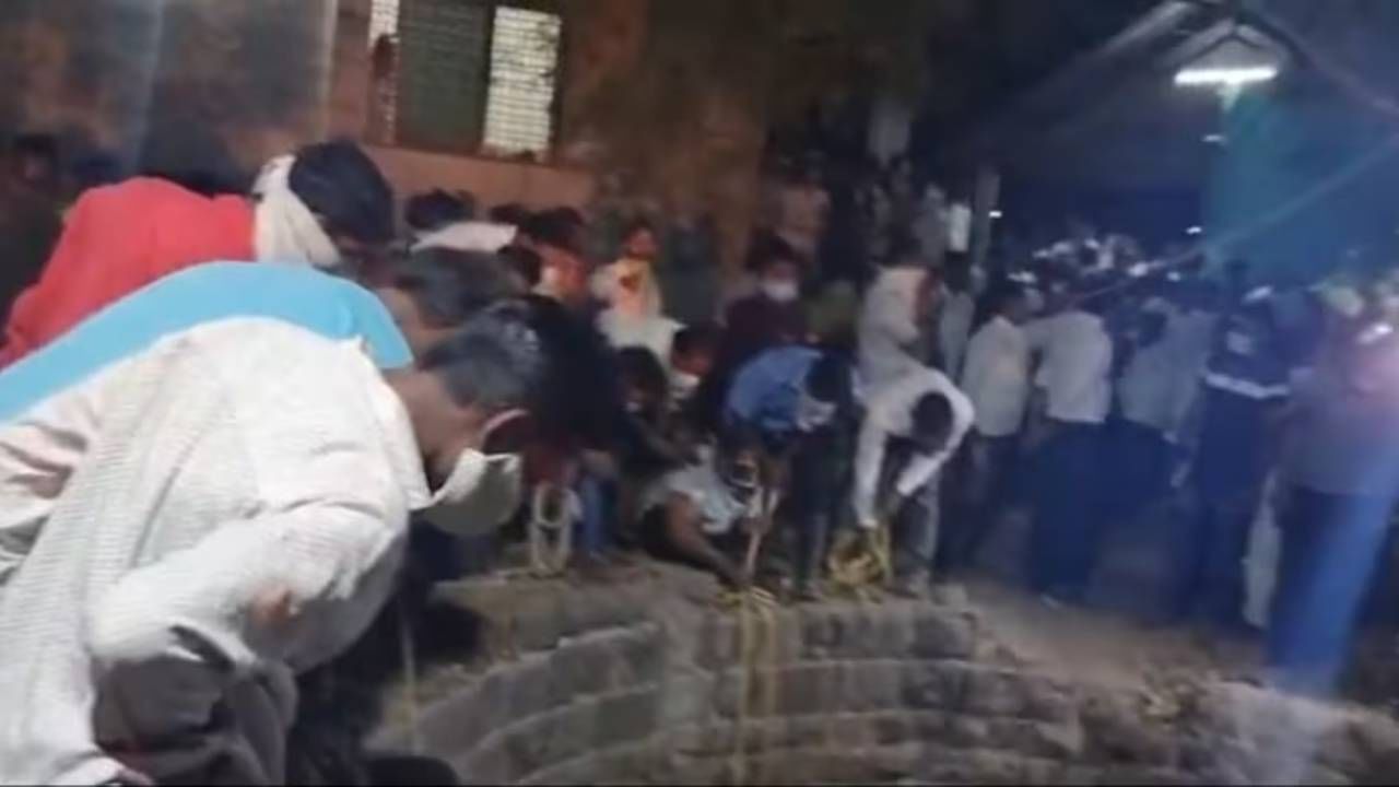 ಪಾಳು ಬಾವಿಗೆ ಬಿದ್ದಿದ್ದ ಬೆಕ್ಕನ್ನು ರಕ್ಷಿಸಲು ಹೋಗಿ ಐದು ಮಂದಿ ಸಾವು ಪಾಳು ಬಾವಿಗೆ ಬಿದ್ದಿದ್ದ ಬೆಕ್ಕನ್ನು ರಕ್ಷಿಸಲು ಹೋಗಿ ಐದು ಮಂದಿ ಸಾವು