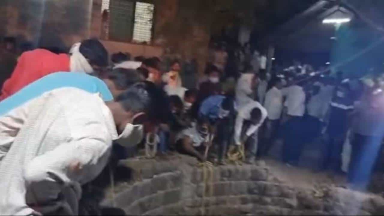 ಪಾಳು ಬಾವಿಗೆ ಬಿದ್ದಿದ್ದ ಬೆಕ್ಕನ್ನು ರಕ್ಷಿಸಲು ಹೋಗಿ ಐದು ಮಂದಿ ಸಾವು ಪಾಳು ಬಾವಿಗೆ ಬಿದ್ದಿದ್ದ ಬೆಕ್ಕನ್ನು ರಕ್ಷಿಸಲು ಹೋಗಿ ಐದು ಮಂದಿ ಸಾವು