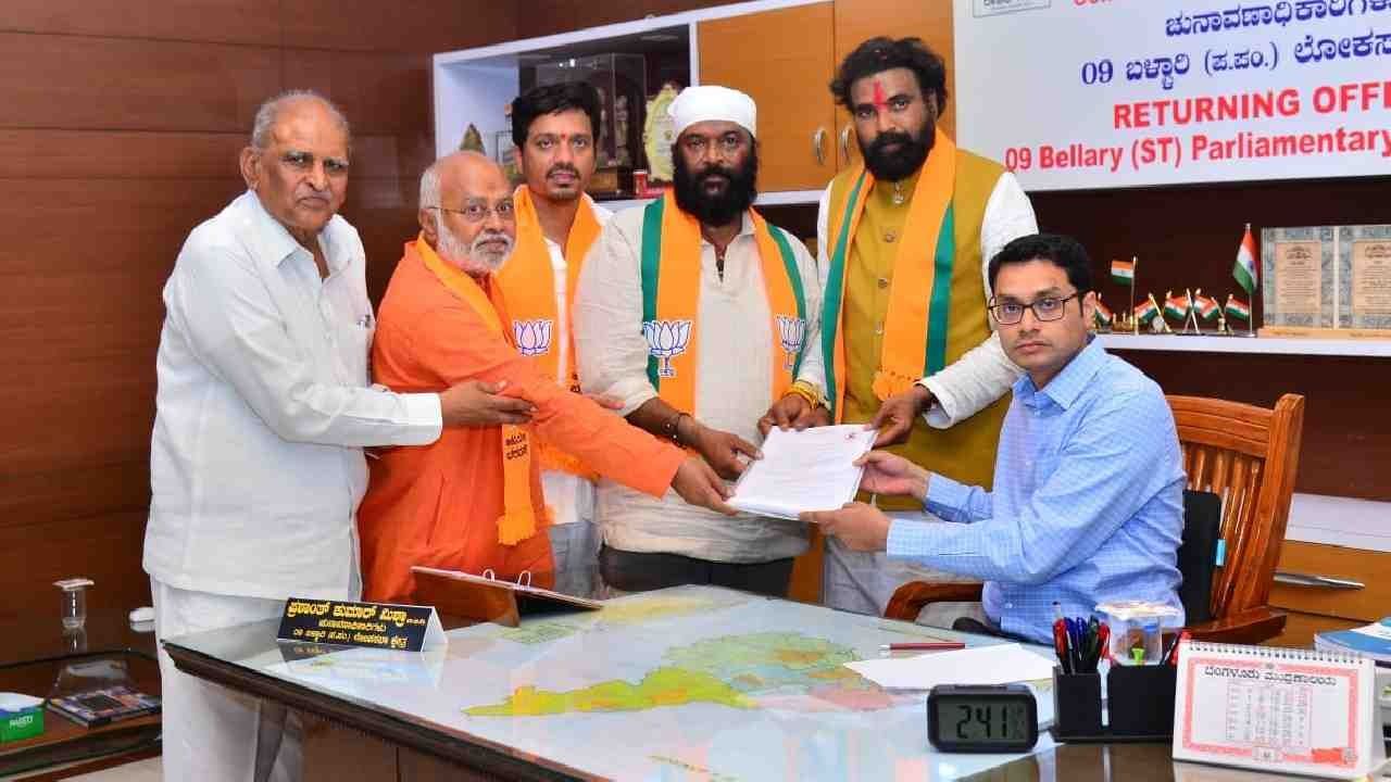 ಶ್ರೀರಾಮುಲು ಬಳಿ ಕೋಟ್ಯಾಂತರ ರೂ. ಆಸ್ತಿ, ಸಾಲ ಇಲ್ಲ: ಕಾರು ಜತೆ ಬಸ್ಸು ಸಹ ಇದೆ ಶ್ರೀರಾಮುಲು ಬಳಿ ಕೋಟ್ಯಾಂತರ ರೂ. ಆಸ್ತಿ, ಸಾಲ ಇಲ್ಲ: ಕಾರು ಜತೆ ಬಸ್ಸು ಸಹ ಇದೆ