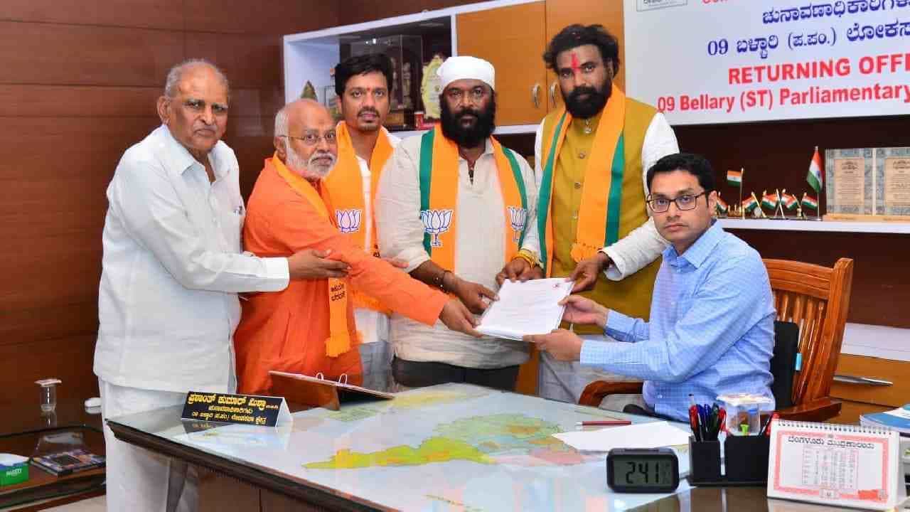 ಶ್ರೀರಾಮುಲು ಬಳಿ ಕೋಟ್ಯಾಂತರ ರೂ. ಆಸ್ತಿ, ಸಾಲ ಇಲ್ಲ: ಕಾರು ಜತೆ ಬಸ್ಸು ಸಹ ಇದೆ ಶ್ರೀರಾಮುಲು ಬಳಿ ಕೋಟ್ಯಾಂತರ ರೂ. ಆಸ್ತಿ, ಸಾಲ ಇಲ್ಲ: ಕಾರು ಜತೆ ಬಸ್ಸು ಸಹ ಇದೆ