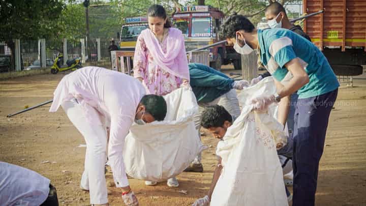 Mysuru: ಮೋದಿ ಸಮಾವೇಶ ನಡೆದ ಮೈದಾನದಲ್ಲಿ ಕಸ ಹೆಕ್ಕಿದ ಯದುವೀರ್ ದಂಪತಿ, ವಿಡಿಯೋ ನೋಡಿ Mysuru: ಮೋದಿ ಸಮಾವೇಶ ನಡೆದ ಮೈದಾನದಲ್ಲಿ ಕಸ ಹೆಕ್ಕಿದ ಯದುವೀರ್ ದಂಪತಿ, ವಿಡಿಯೋ ನೋಡಿ