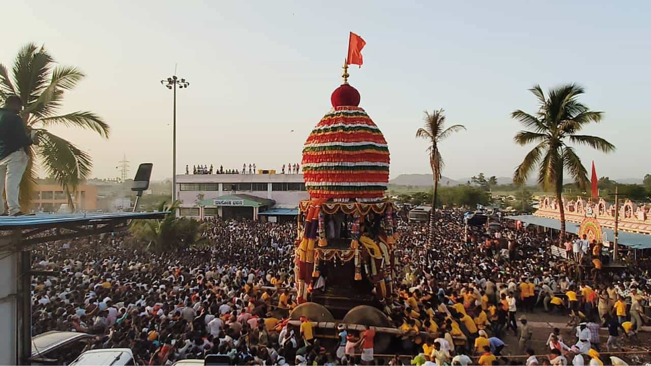 ಒಂದೆಡೆ ಎಲ್ಲರ ಮನಸಳೆಯುತ್ತಿರುವ ದೊಳ್ಳು ಕುಣಿತ ಸೇರಿದಂತೆ ವಿವಿಧ ಜಾನಪದ ಕಲಾತಂಡಗಳು. ಮತ್ತೊಂದಡೆ ಕಣ್ಣು ಹಾಯಿಸಿದಲ್ಲೆಲ್ಲಾ ಕಾಣುತ್ತಿರುವ ಜನ ಸಾಗರ. ಹೌದು, ಕೊಪ್ಪಳ ತಾಲೂಕಿನ ಹುಲಗಿ ಗ್ರಾಮದಲ್ಲಿರುವ ಸುಪ್ರಸಿದ್ದ ಹುಲಿಗೆಮ್ಮ ದೇವಿಯು ಜನಸಾಗರದ ನಡುವೆ ರಥದ ಮೇಲೆ ಬರ್ತಿದ್ದರೆ, ಭಕ್ತರು ಉತ್ತುತ್ತಿ, ಬಾಳೆ ಹಣ್ಣು ಎಸೆದು, ದೇವಿಗೆ ಜೈಕಾರ ಹಾಕಿ ಪುನೀತರಾಗುತ್ತಿದ್ದರು. ರಥದ ಹತ್ತಿರ ಹೋಗಲಿಕ್ಕಾಗದೇ ಇದ್ದರೂ ಕೂಡ ದೂರದಿಂದಲೇ ನಮಸ್ಕಾರ ಮಾಡಿ, ದೇವಿ ಕೃಪೆಗೆ ಪಾತ್ರರಾಗುವ ಕೆಲಸ ಮಾಡುತ್ತಿದ್ದರು.