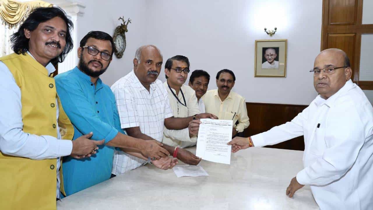 ರಾಜ್ಯಪಾಲರ ಭೇಟಿ ಮಾಡಿದ ಪತ್ರಕರ್ತರ ಸಂಘದ ನಿಯೋಗ; ಮಾಧ್ಯಮ ಜವಾಬ್ದಾರಿಯನ್ನ ಶ್ಲಾಘಿಸಿದ ಥಾವರ್ಚಂದ್ ಗೆಹ್ಲೋಟ್ ರಾಜ್ಯಪಾಲರ ಭೇಟಿ ಮಾಡಿದ ಪತ್ರಕರ್ತರ ಸಂಘದ ನಿಯೋಗ; ಮಾಧ್ಯಮ ಜವಾಬ್ದಾರಿಯನ್ನ ಶ್ಲಾಘಿಸಿದ ಥಾವರ್ಚಂದ್ ಗೆಹ್ಲೋಟ್