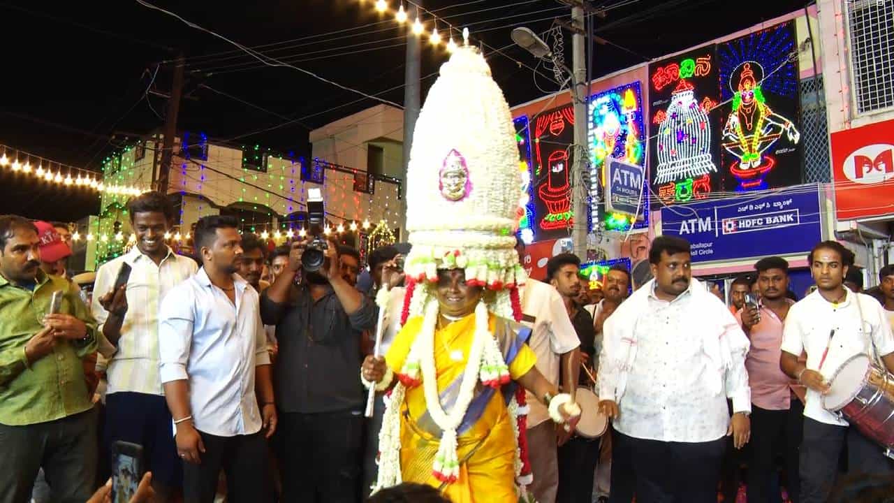 ಚಿಕ್ಕಬಳ್ಳಾಪುರದಲ್ಲಿ ಕರಗ ಹೊತ್ತ ಮಹಿಳೆ; ಪಂಚ ರಾಜ್ಯಗಳ ಜನಪದ ಕಲೆಗಳ ಸಮಾಗಮ!