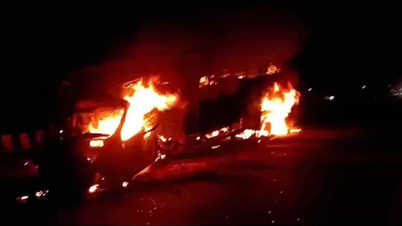Uttar Pradesh: ಕಾರು-ಲಾರಿ ಅಪಘಾತ: ಕೆಲವೇ ಗಂಟೆಗಳಲ್ಲಿ ಮದುವೆಯಾಗಬೇಕಿದ್ದ ವರ ಸೇರಿ 4 ಮಂದಿ ಸಾವು Uttar Pradesh: ಕಾರು-ಲಾರಿ ಅಪಘಾತ: ಕೆಲವೇ ಗಂಟೆಗಳಲ್ಲಿ ಮದುವೆಯಾಗಬೇಕಿದ್ದ ವರ ಸೇರಿ 4 ಮಂದಿ ಸಾವು
