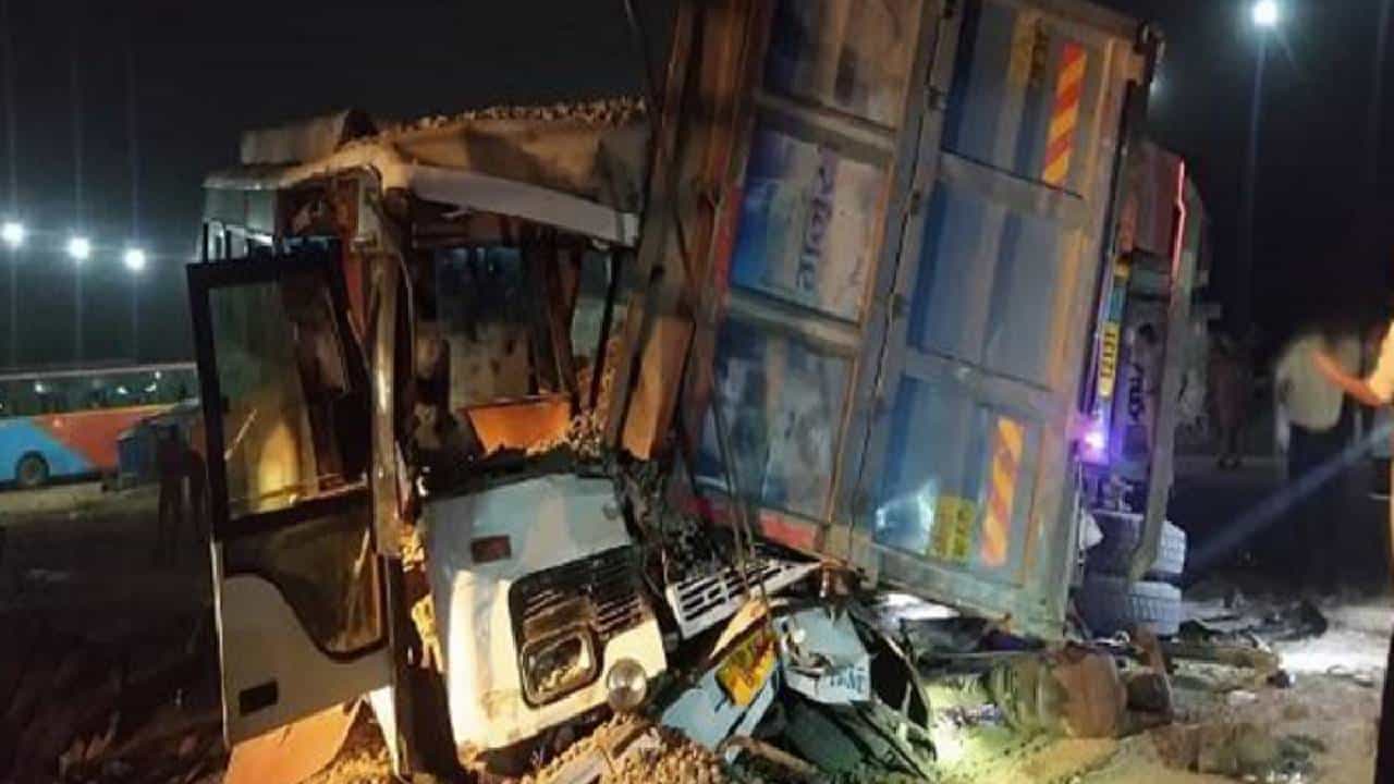 UP Accident: ಶಹಜಹಾನ್ಪುರದಲ್ಲಿ ಬಸ್ ಮೇಲೆ ಉರುಳಿಬಿದ್ದ ಲಾರಿ, 11 ಮಂದಿ ಸಾವು, 25 ಮಂದಿಗೆ ಗಾಯ UP Accident: ಶಹಜಹಾನ್ಪುರದಲ್ಲಿ ಬಸ್ ಮೇಲೆ ಉರುಳಿಬಿದ್ದ ಲಾರಿ, 11 ಮಂದಿ ಸಾವು, 25 ಮಂದಿಗೆ ಗಾಯ