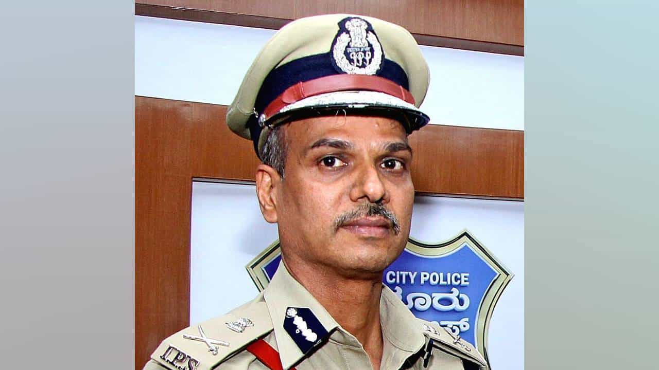 24 ಗಂಟೆ ಅವಧಿಯಲ್ಲಿ ರಸ್ತೆ ಅಪಘಾತದಲ್ಲಿ 51 ಸಾವು: ಅಜಾಗರೂಕ ಚಾಲನೆ ಬಗ್ಗೆ ಎಡಿಜಿಪಿ ಅಲೋಕ್ ಕುಮಾರ್ ಕಳವಳ 24 ಗಂಟೆ ಅವಧಿಯಲ್ಲಿ ರಸ್ತೆ ಅಪಘಾತದಲ್ಲಿ 51 ಸಾವು: ಅಜಾಗರೂಕ ಚಾಲನೆ ಬಗ್ಗೆ ಎಡಿಜಿಪಿ ಅಲೋಕ್ ಕುಮಾರ್ ಕಳವಳ