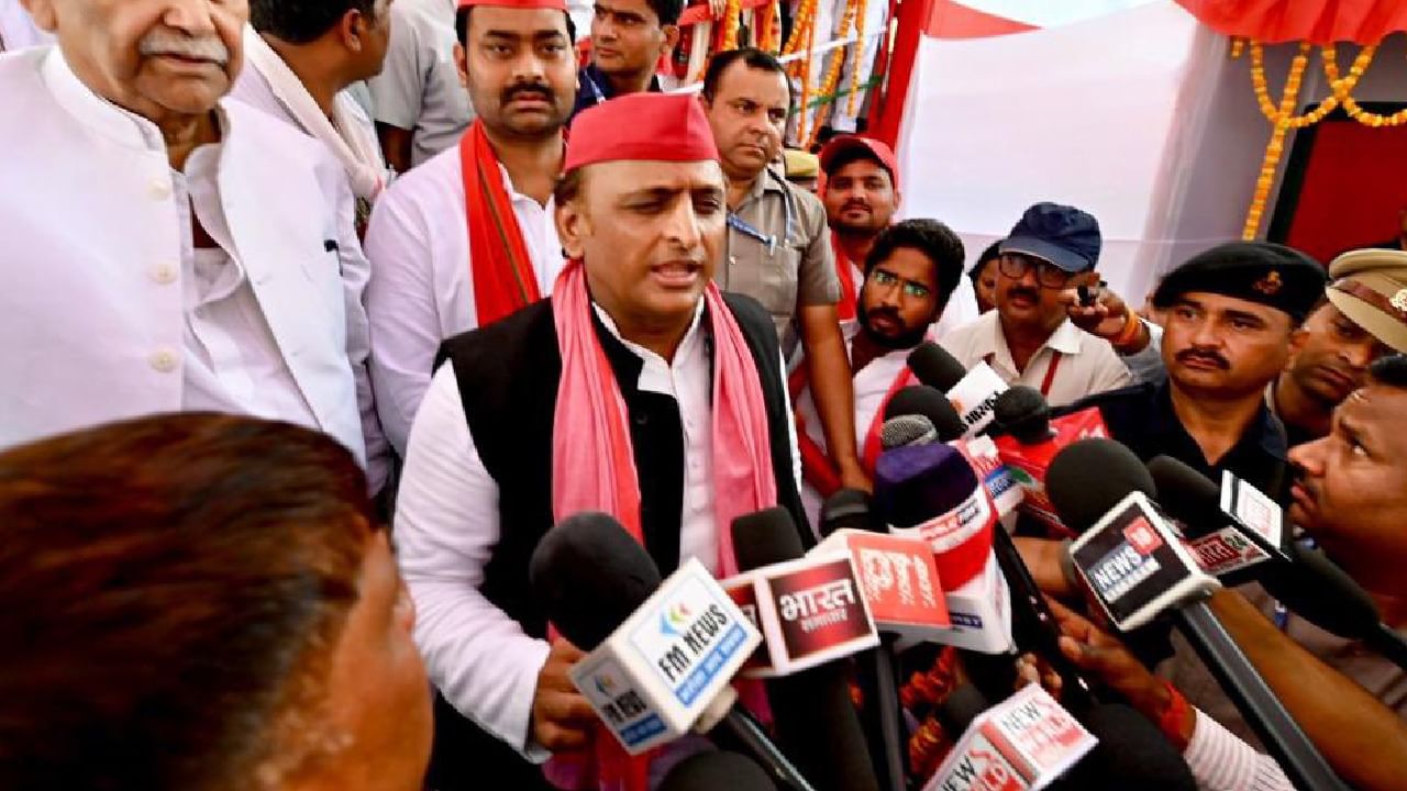 Lok Sabha Polls: ಜನ 140 ಸೀಟುಗಳಿಗೂ ಬಿಜೆಪಿ ಪರದಾಡುವಂತೆ ಮಾಡುತ್ತಾರೆ; ಅಖಿಲೇಶ್ ಯಾದವ್ ವಿಶ್ವಾಸ Lok Sabha Polls: ಜನ 140 ಸೀಟುಗಳಿಗೂ ಬಿಜೆಪಿ ಪರದಾಡುವಂತೆ ಮಾಡುತ್ತಾರೆ; ಅಖಿಲೇಶ್ ಯಾದವ್ ವಿಶ್ವಾಸ