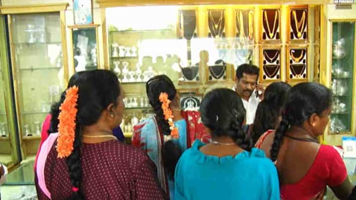 ಗೃಹ ಲಕ್ಷ್ಮಿ ಹಣದಿಂದ ಅಕ್ಷಯ ತೃತೀಯದಂದು ಬಂಗಾರ ಕೊಳ್ಳಲು ಮುಗಿಬಿದ್ದ ಮಹಿಳೆಯರು ಗೃಹ ಲಕ್ಷ್ಮಿ ಹಣದಿಂದ ಅಕ್ಷಯ ತೃತೀಯದಂದು ಬಂಗಾರ ಕೊಳ್ಳಲು ಮುಗಿಬಿದ್ದ ಮಹಿಳೆಯರು