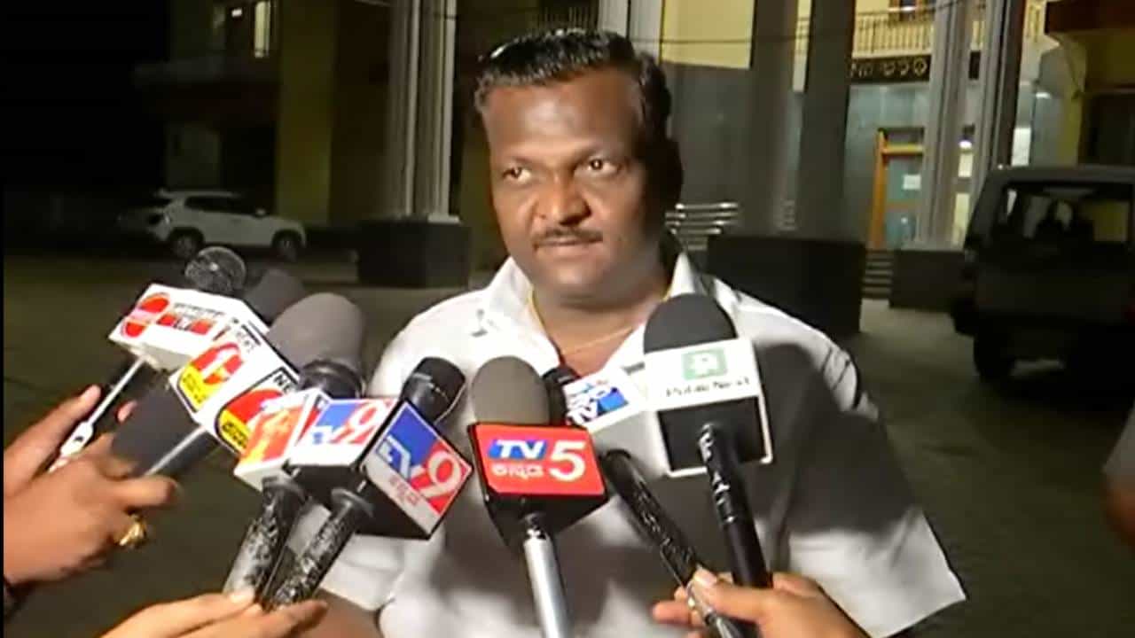 ಅಂಜಲಿ, ನೇಹಾ ಕೊಲೆ ಪ್ರಕರಣ; ಸಿಐಡಿ ವಿಚಾರಣೆ ಬಳಿಕ ನಿರಂಜನ ಹೇಳಿದ್ದಿಷ್ಟು ಅಂಜಲಿ, ನೇಹಾ ಕೊಲೆ ಪ್ರಕರಣ; ಸಿಐಡಿ ವಿಚಾರಣೆ ಬಳಿಕ ನಿರಂಜನ ಹೇಳಿದ್ದಿಷ್ಟು