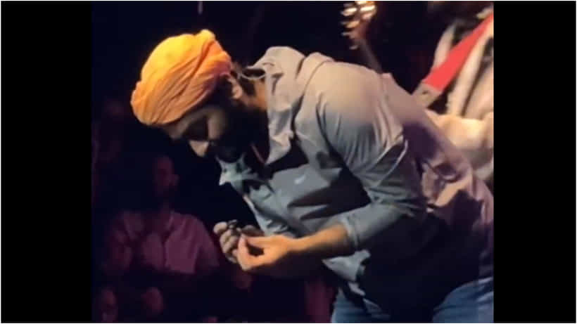 ಸಂಗೀತ ಕಾರ್ಯಕ್ರಮದ ವೇದಿಕೆ ಮೇಲೆ ಉಗುರು ಕಟ್ ಮಾಡಿ ಟ್ರೋಲ್ ಆದ ಅರಿಜಿತ್ ಸಿಂಗ್